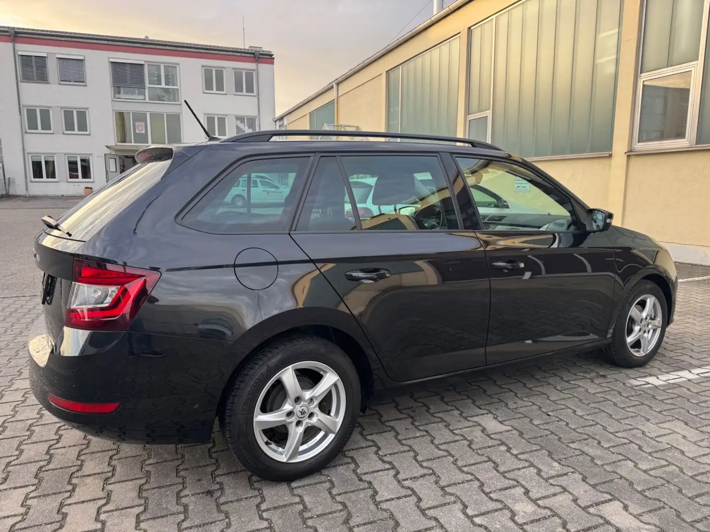 Skoda Fabia Combi 1.0 Best Of°LED°NAVI°PDC°SITZHZG.° Noir - 2