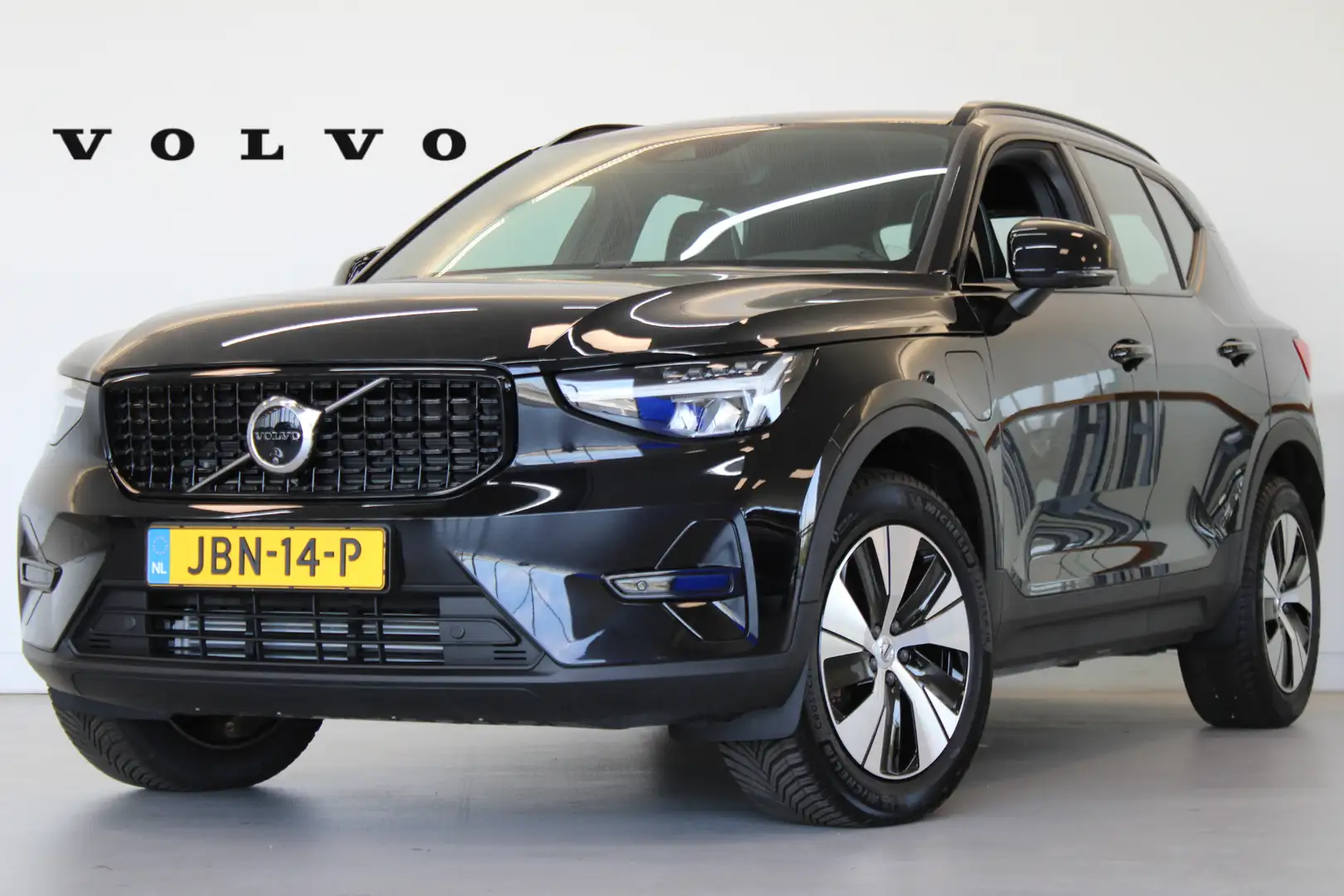 Volvo XC40 T4 211PK Plus Dark | Voorruitverwarming | Trekhaak Noir - 1