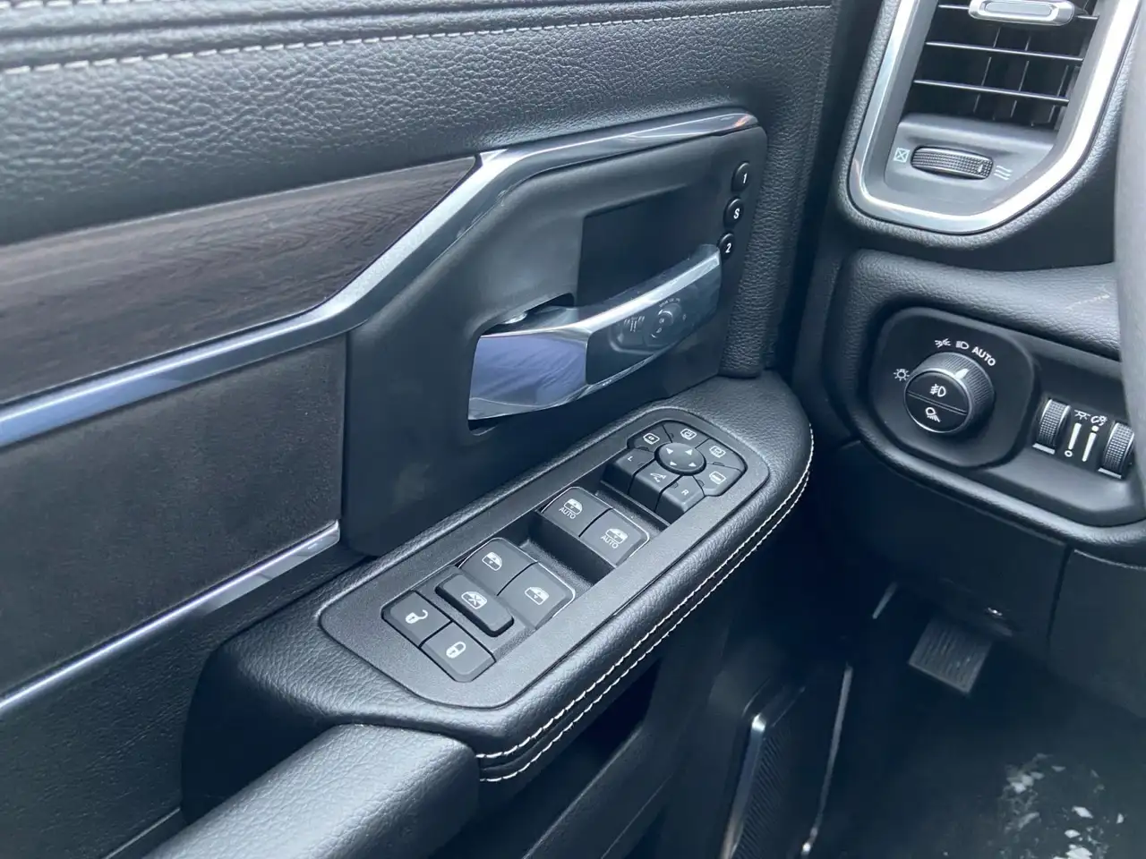 RAM 2500 снимка RAM 2500