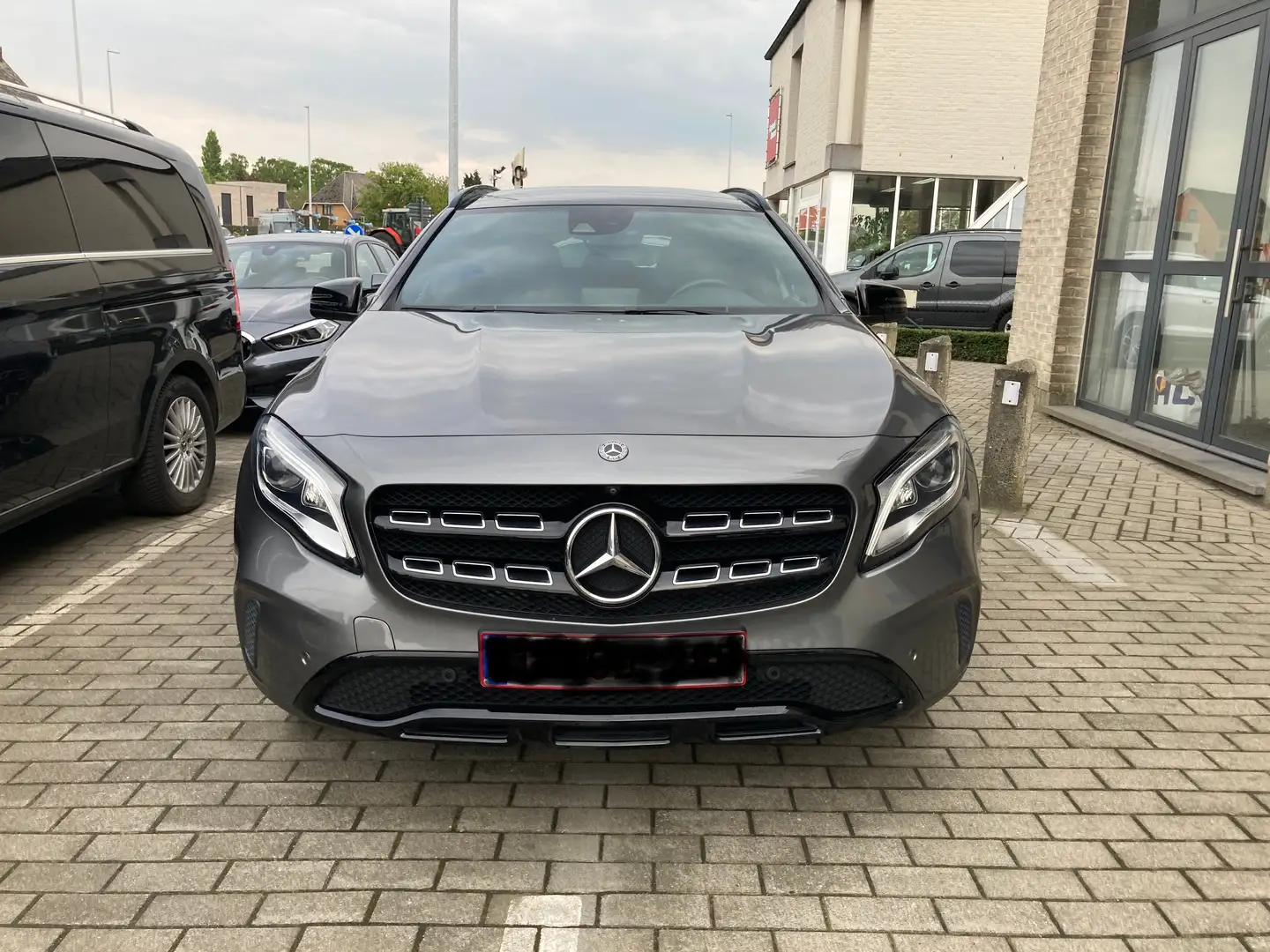 Mercedes-Benz GLA 180 Business Solution AMG Gris - 2