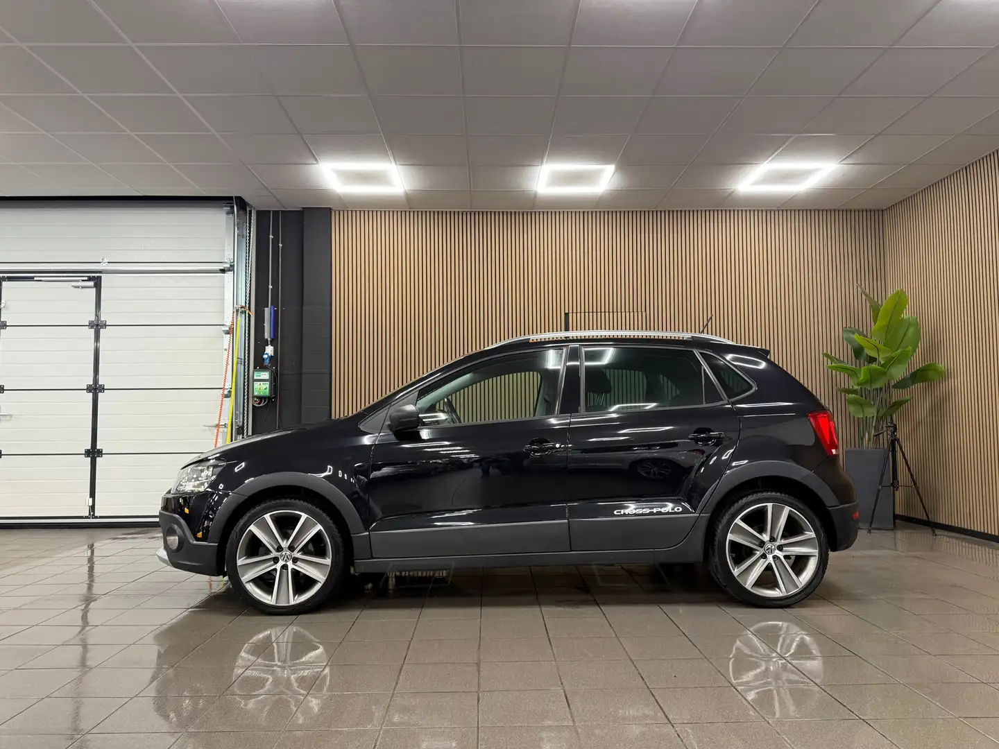 Volkswagen Polo Cross 1.2 TSI * Automaat / Navigatie / Afn. Trekhaak / N Noir - 2