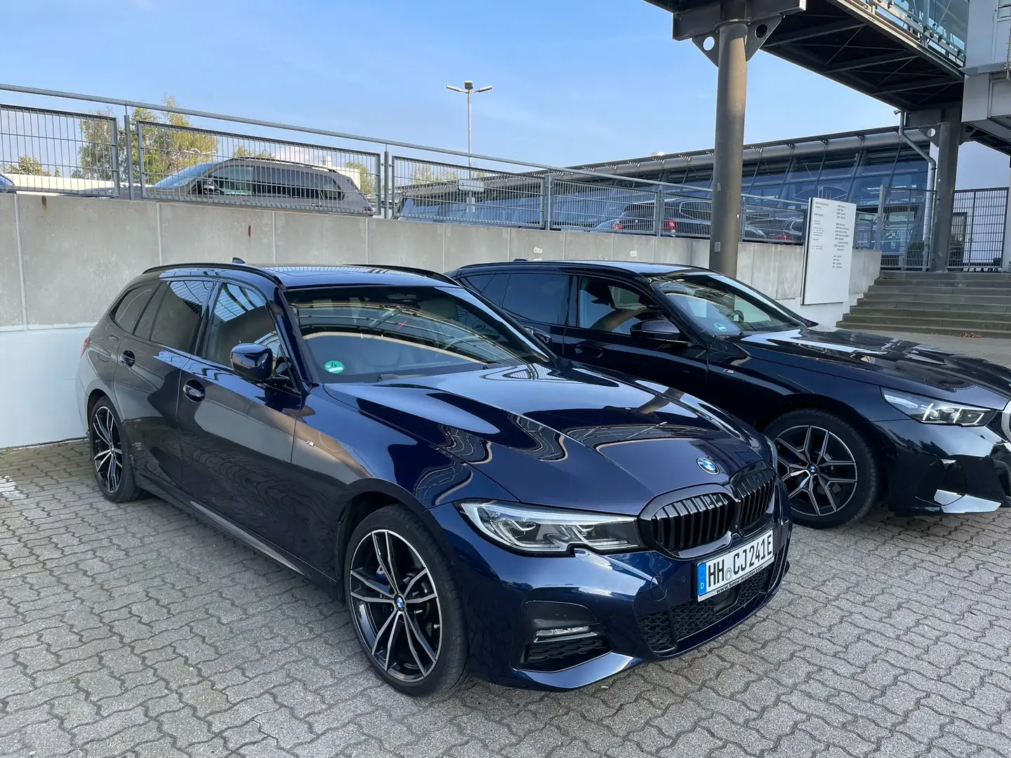 BMW 330 330e Touring xDrive Aut. M Sport Blau - 1