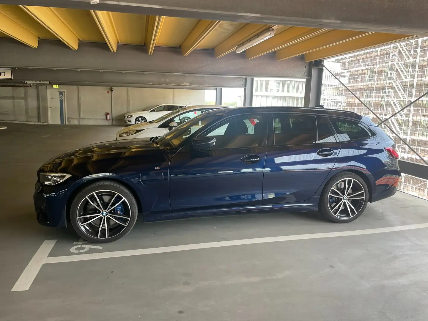 BMW 330 330e Touring xDrive Aut. M Sport Blau - 2