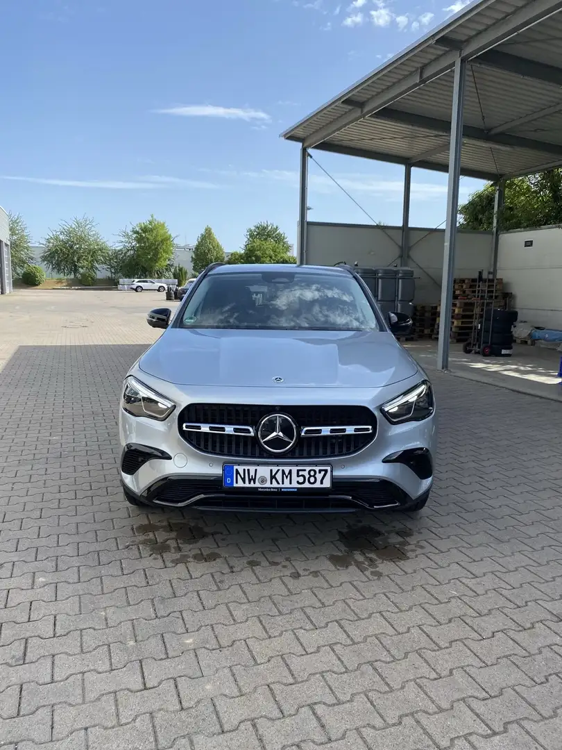 Mercedes-Benz GLA 180 GLA 180  Progressive Navi/Distronic/Keyless-Go/LED Silber - 2