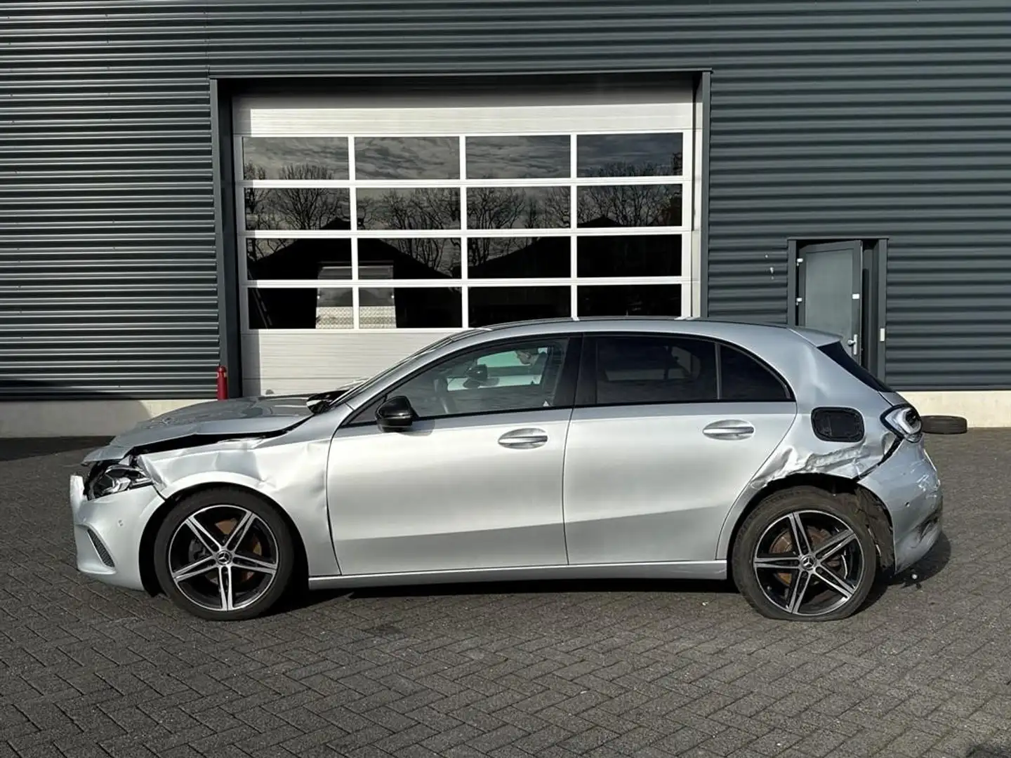 Mercedes-Benz A 200 Launch Edition Premium, apple carplay, burmester Grijs - 2