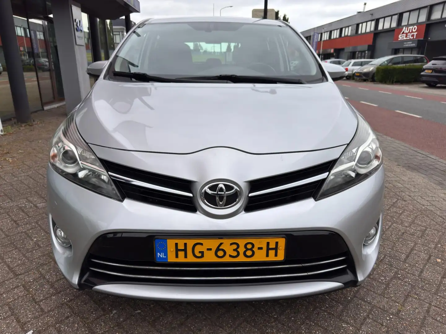 Toyota Verso 1.8 VVT-i Business / Navi / Camera / Trekhaak Grijs - 2