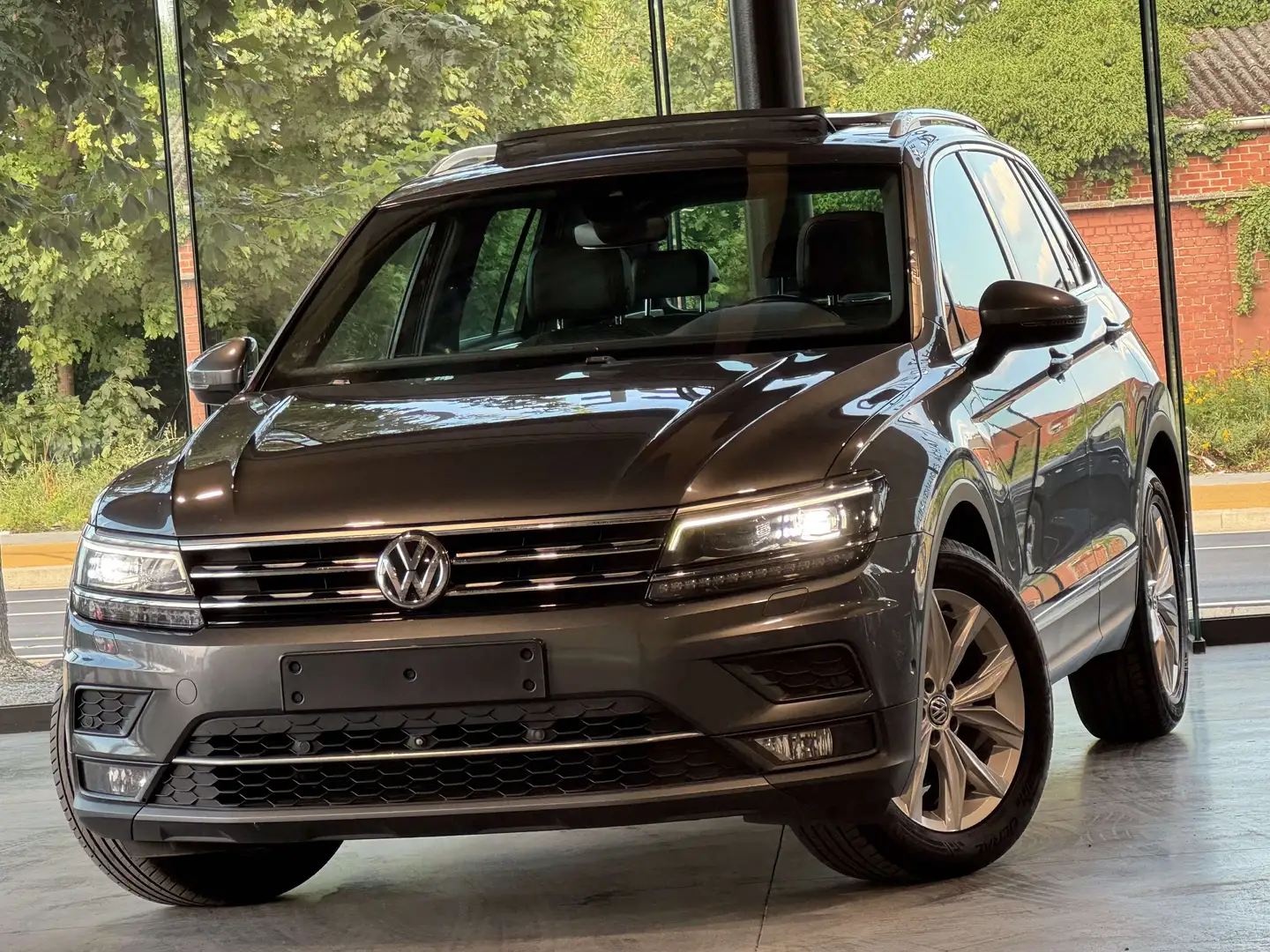 Volkswagen Tiguan 2.0 TDi SCR Highline BMT/FULLOPTIONS/1PROP CARNET Gris - 1