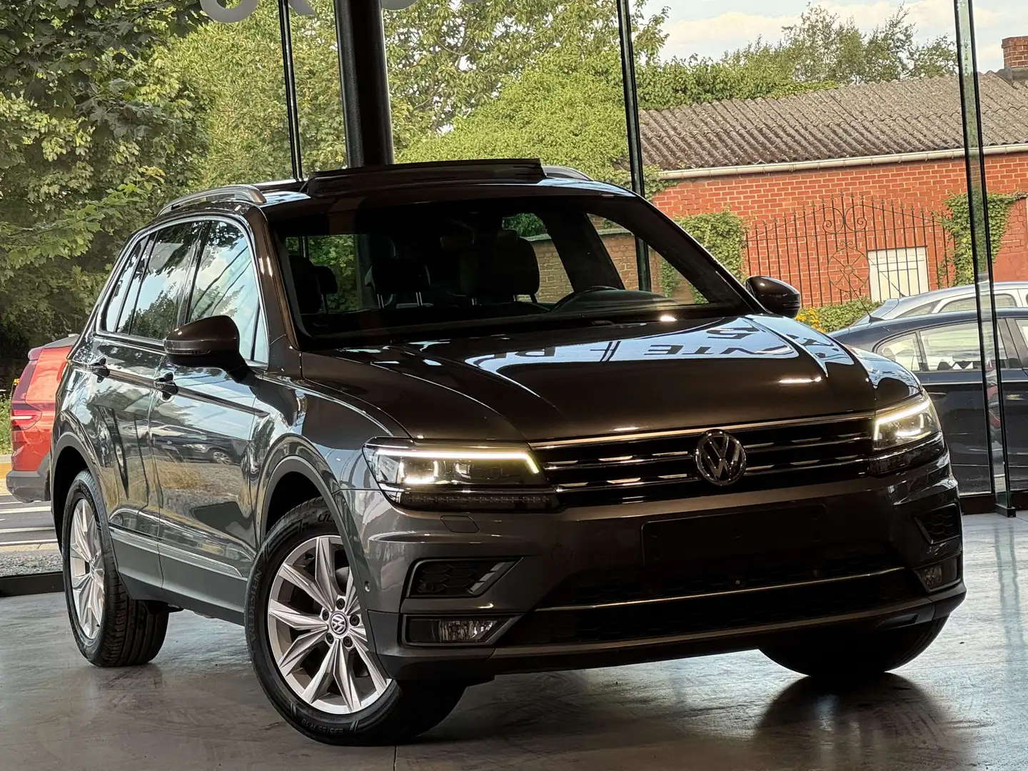 Volkswagen Tiguan 2.0 TDi SCR Highline BMT/FULLOPTIONS/1PROP CARNET Gris - 2