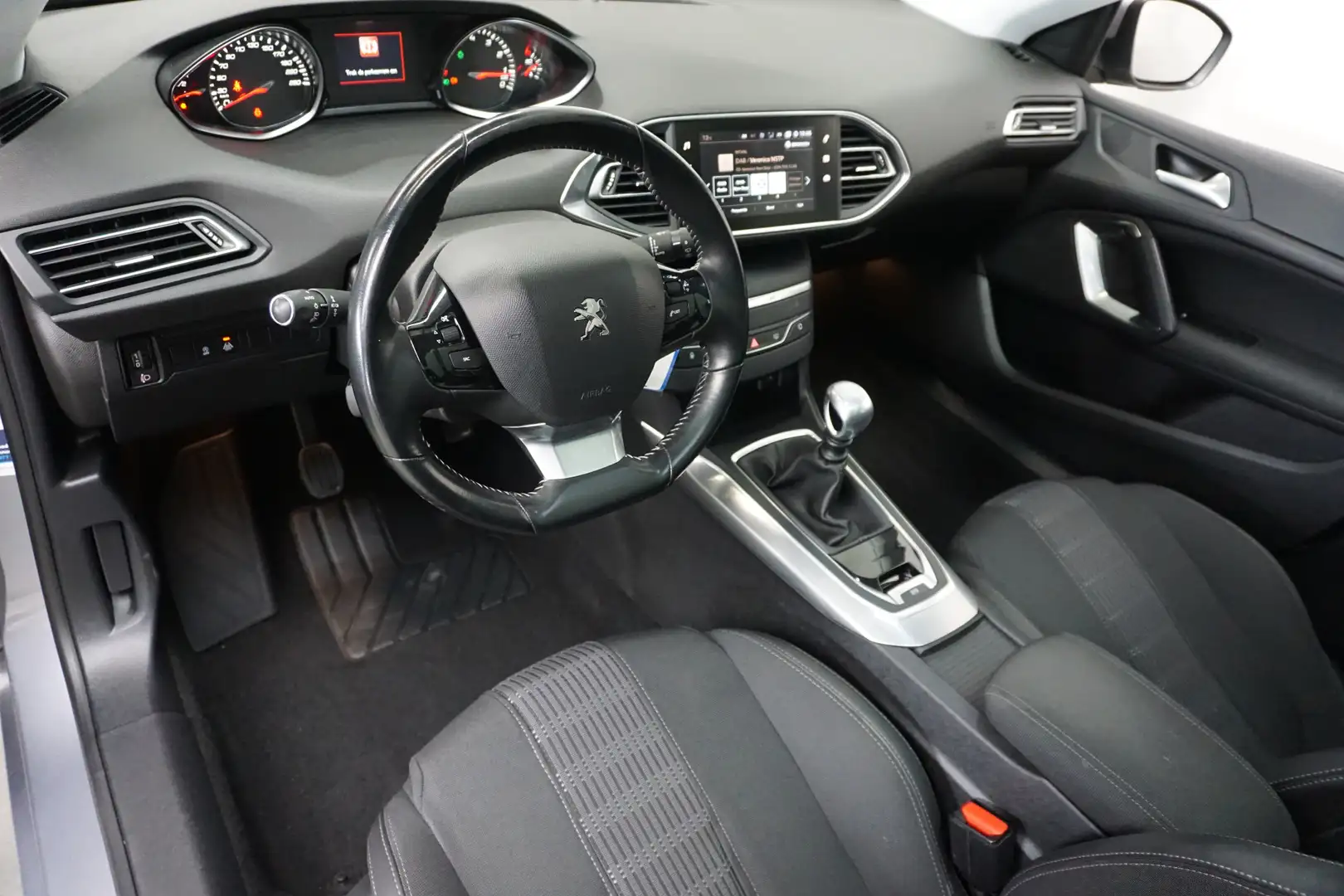 Peugeot 308 SW 1.2 PureTech Allure 130 PK! PANO H. LEER APPLE Grijs - 2