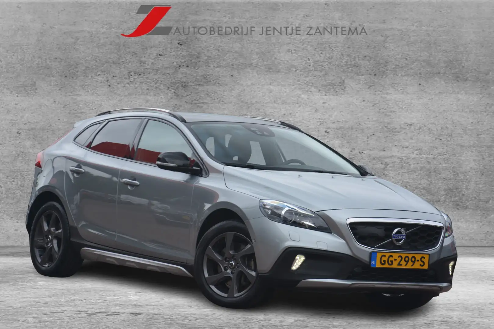 Volvo V40 Cross Country 2.0 D2 Summum | Panoramadak | Camera | BLIS | Stoe Grijs - 1