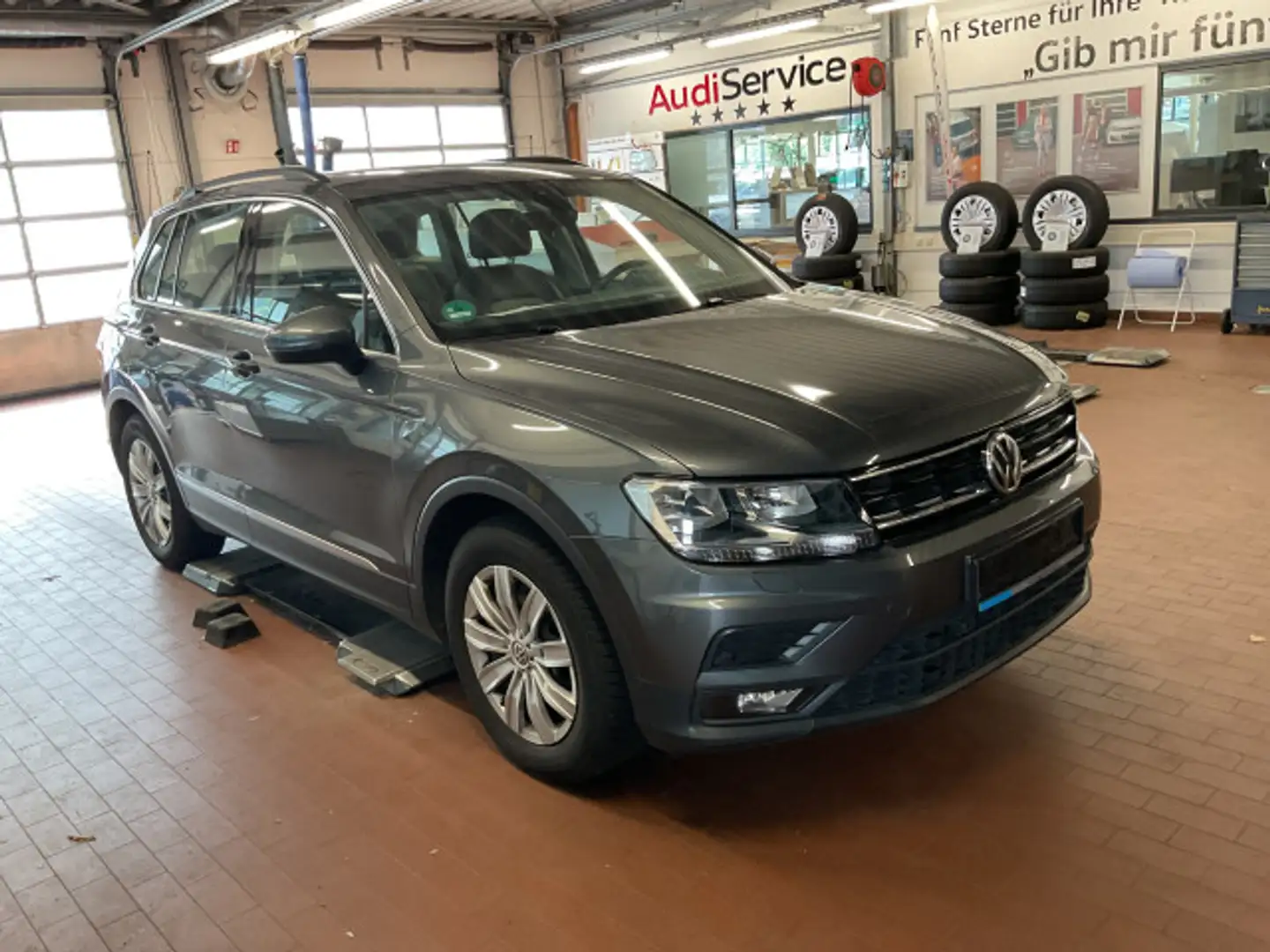 Volkswagen Tiguan 2.0 TDI DSG Comfortline PDC Klima Navi Pa Grau - 2