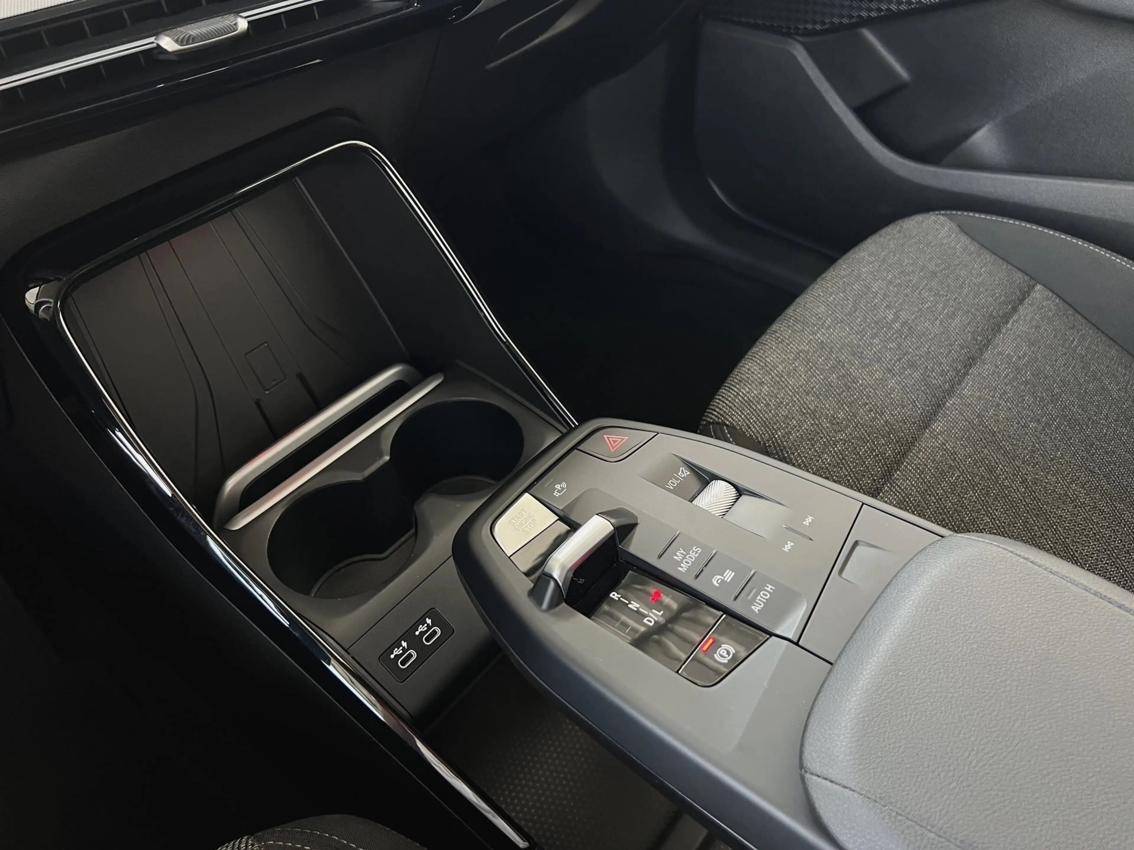 BMW 225 e xDrive ActiveTourer adapLED 360° HUD Keyless — photo 9