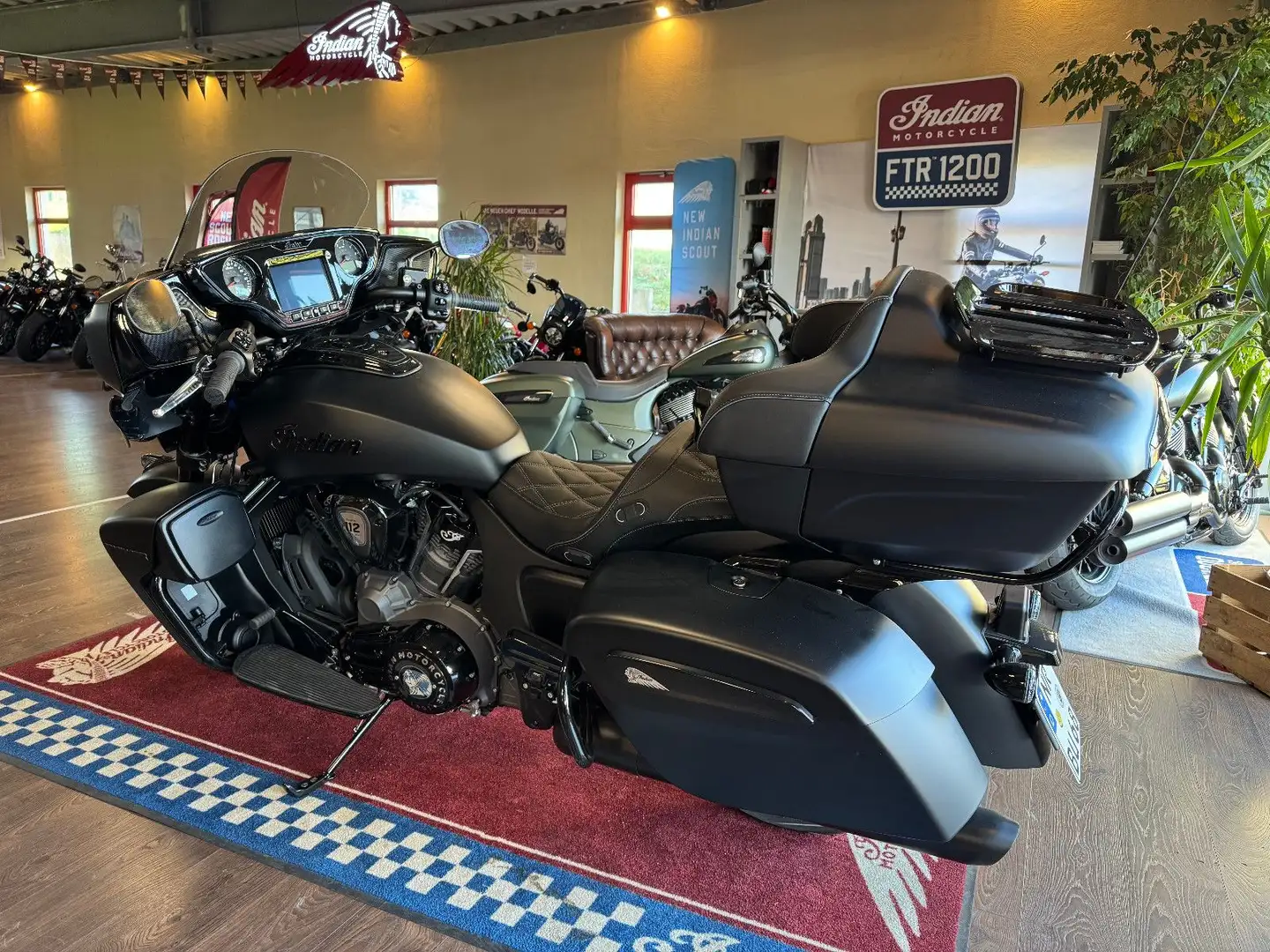 Indian Roadmaster Power Plus Zwart - 2