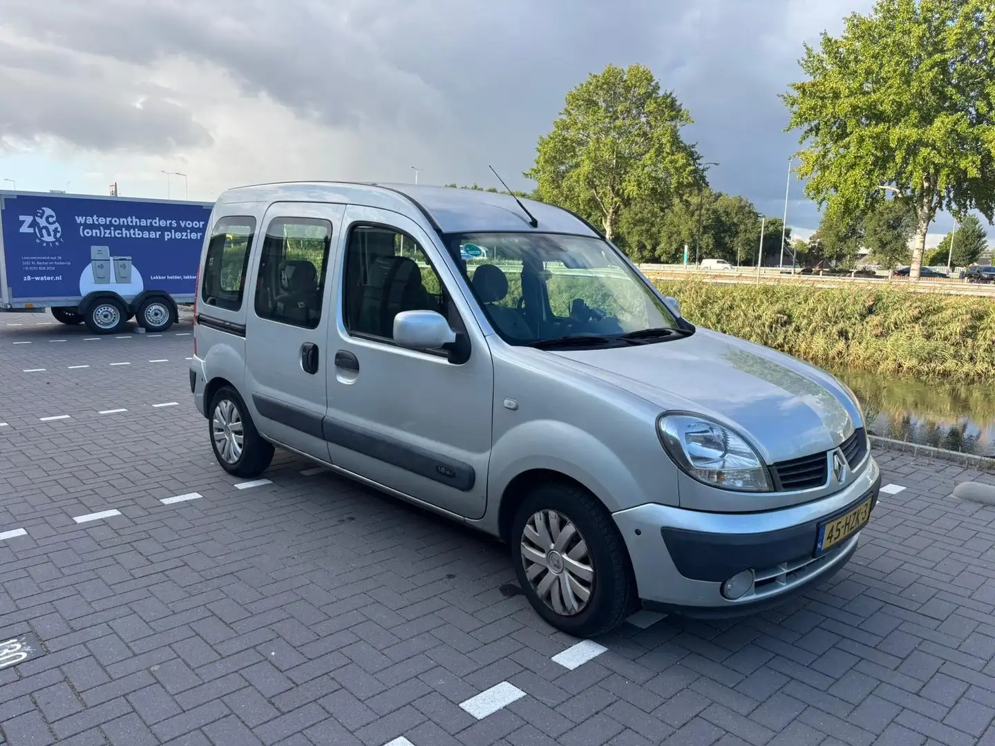 Renault Kangoo Kangoo 1.6-16V Expression Grau - 1