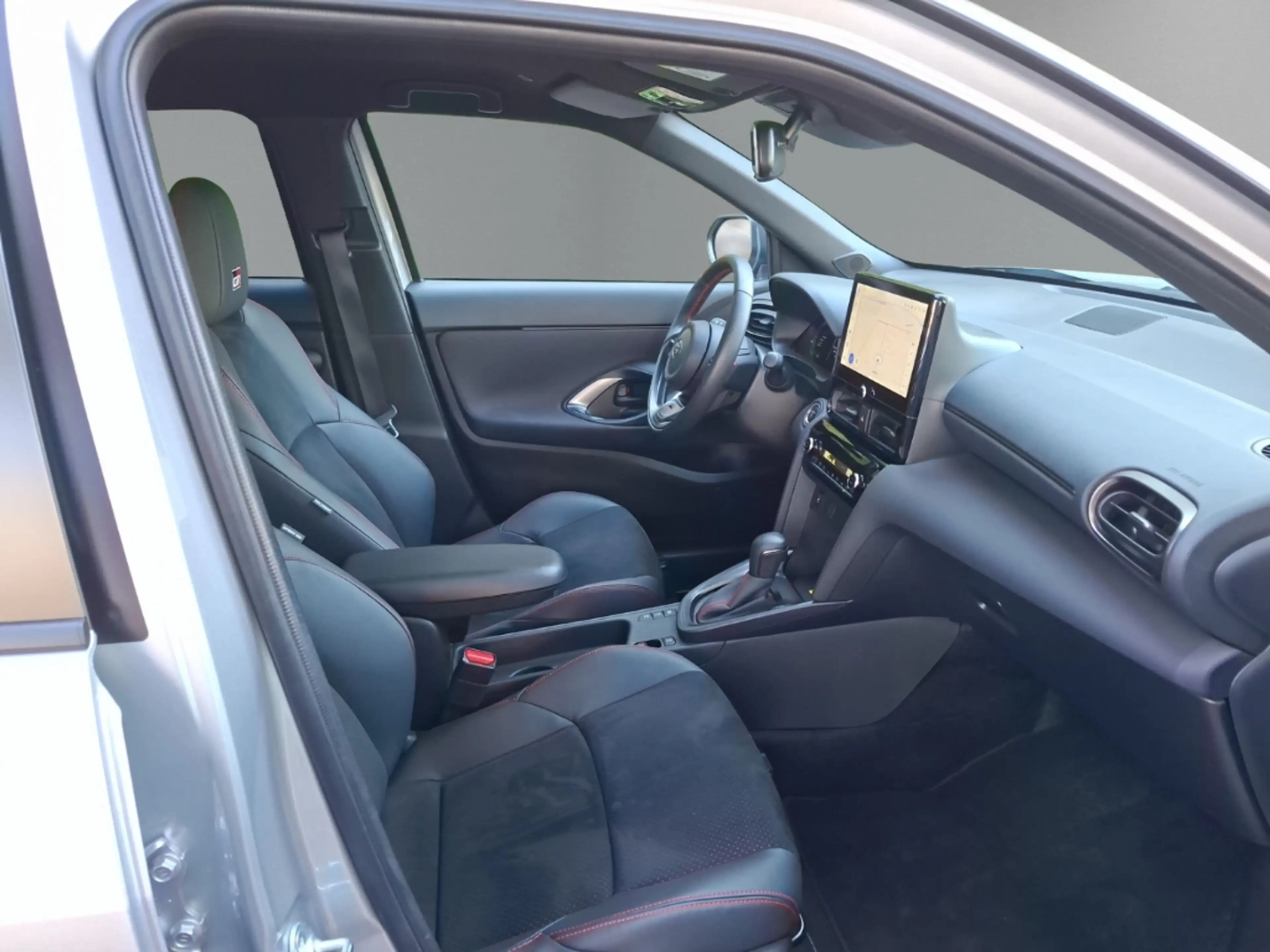 Toyota Yaris Cross Hybrid FWD GR Sport — photo 12