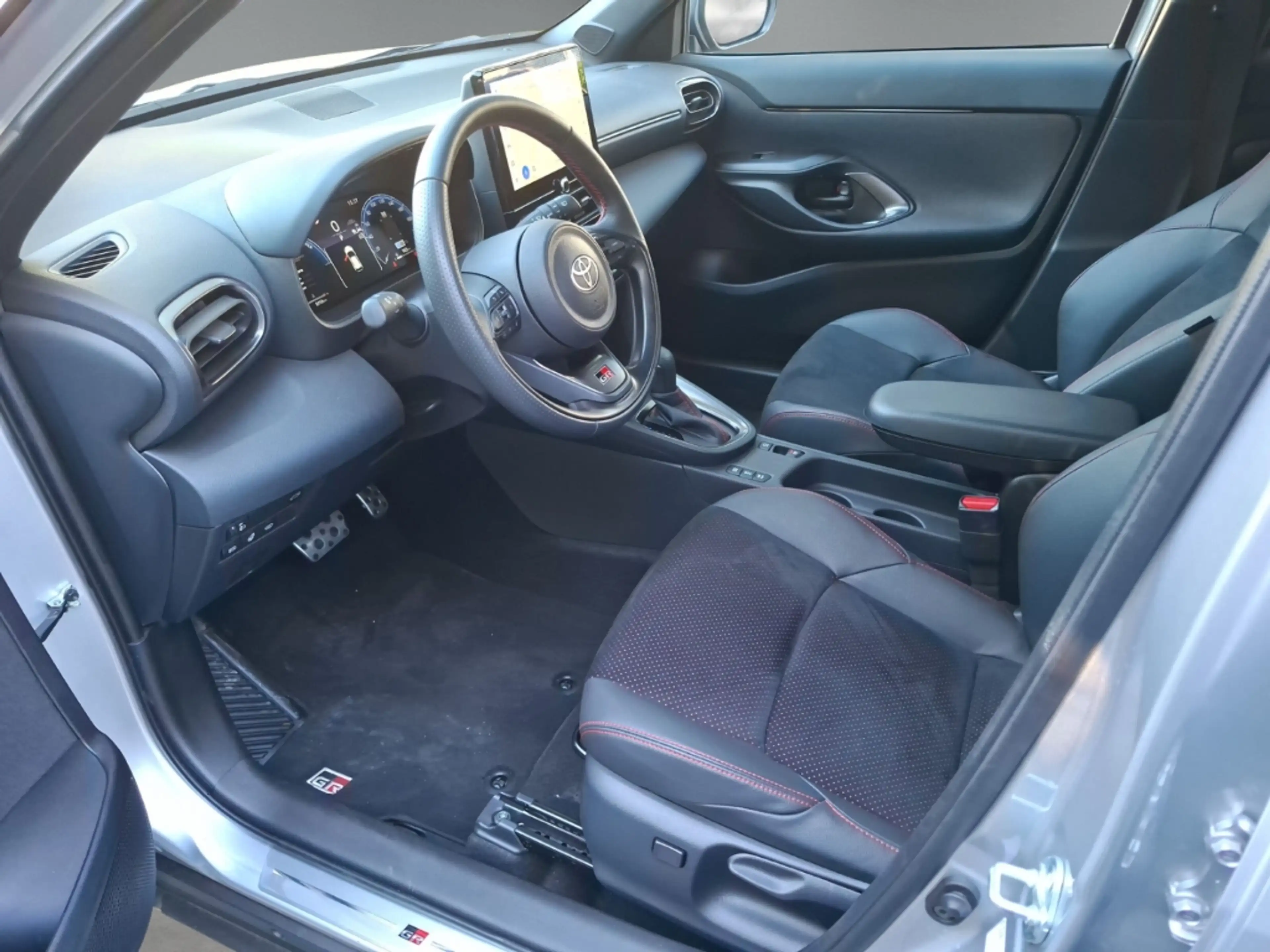 Toyota Yaris Cross Hybrid FWD GR Sport — photo 10