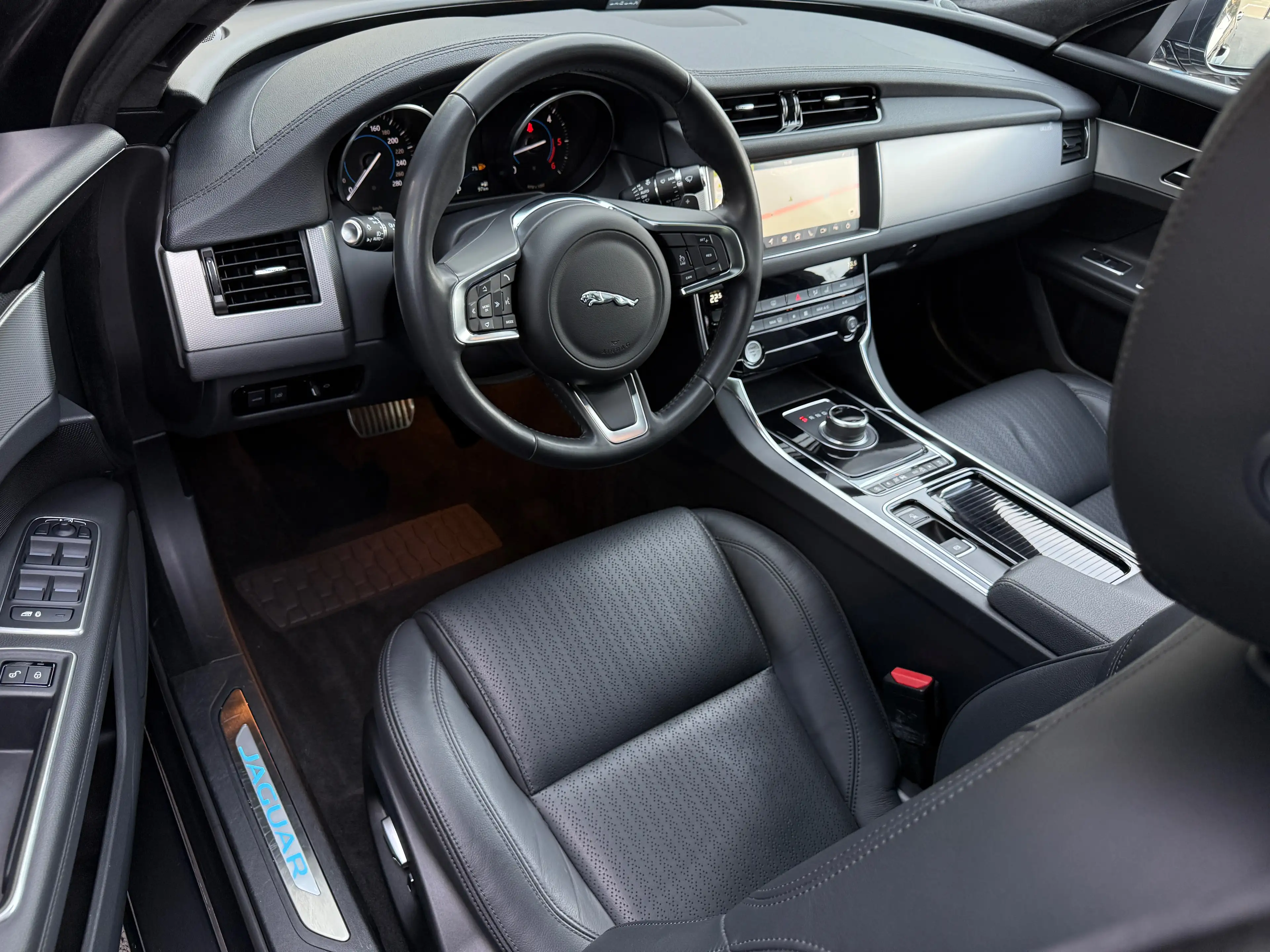 Jaguar XF 2.0d 163CV !! 77.000KM !! FULL OPTiONS !! GARANTiE — photo 9