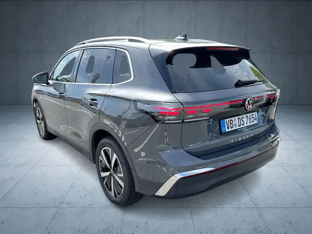 Volkswagen Tiguan view 3