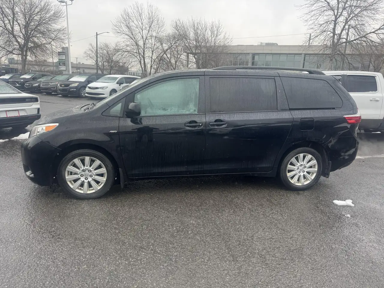 Toyota Sienna снимка Toyota Sienna