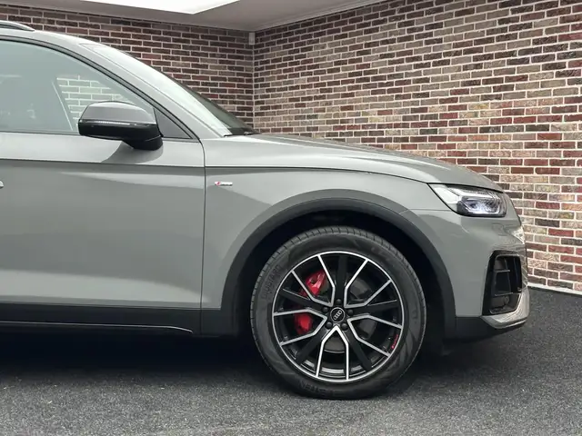 Audi Q5 view 8