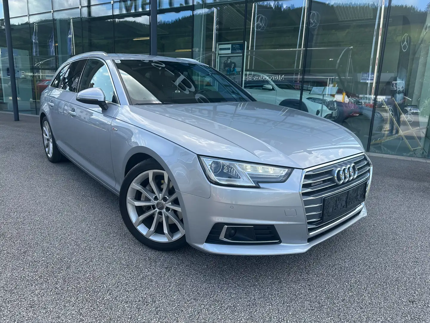 Audi A4 2.0 TDI Avant Sport quattro *S-Line*Standheizung* Silber - 1