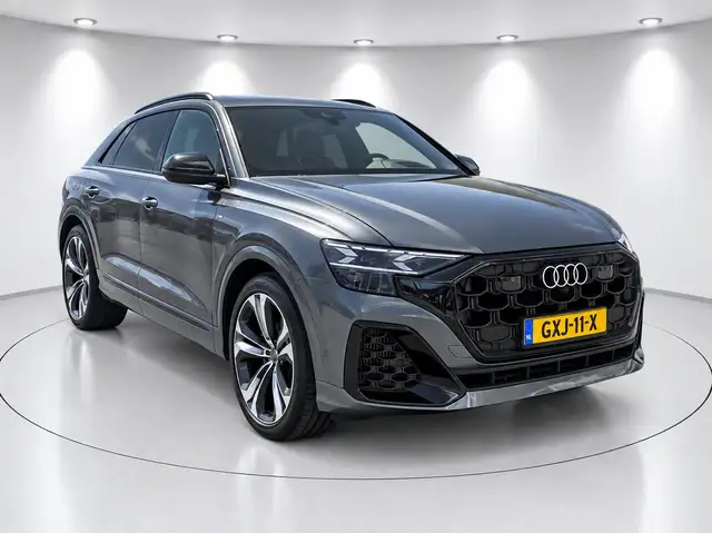 Audi Q8 view 6