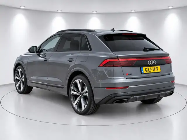 Audi Q8 view 4