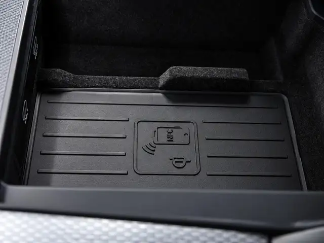Audi Q8 view 14