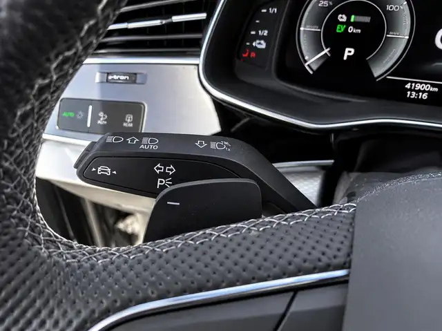 Audi Q8 view 8