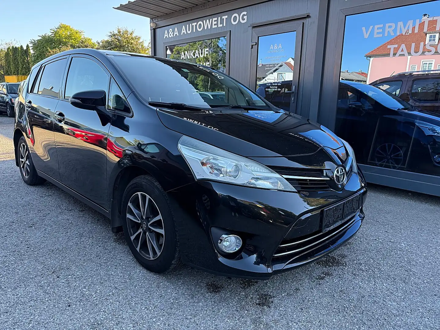Toyota Verso 2,0d 7 Sitze Schwarz - 1