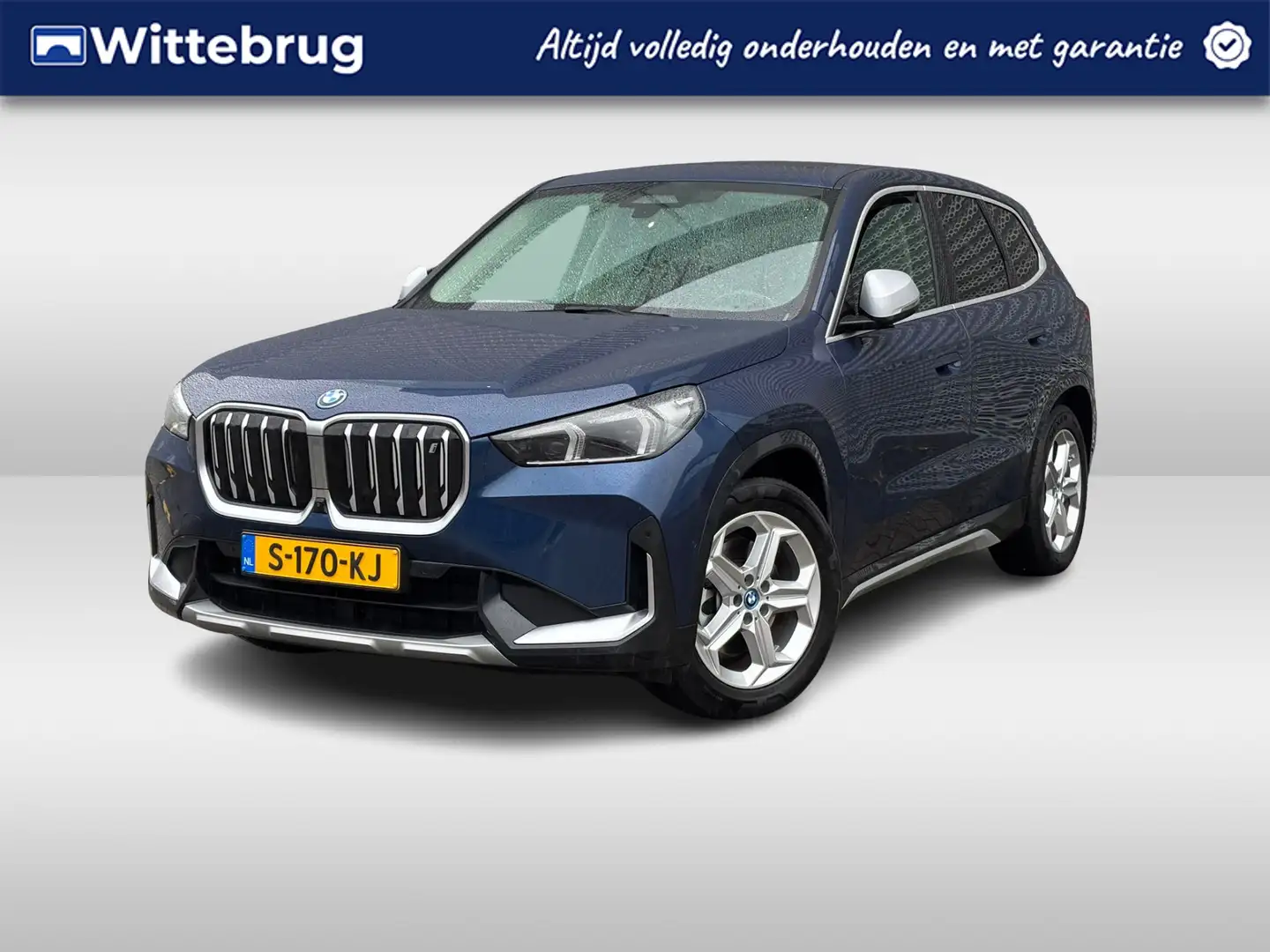 BMW iX1 xDrive30 Launch Edition 67 kWh / Panoramadak / 360 Blauw - 1