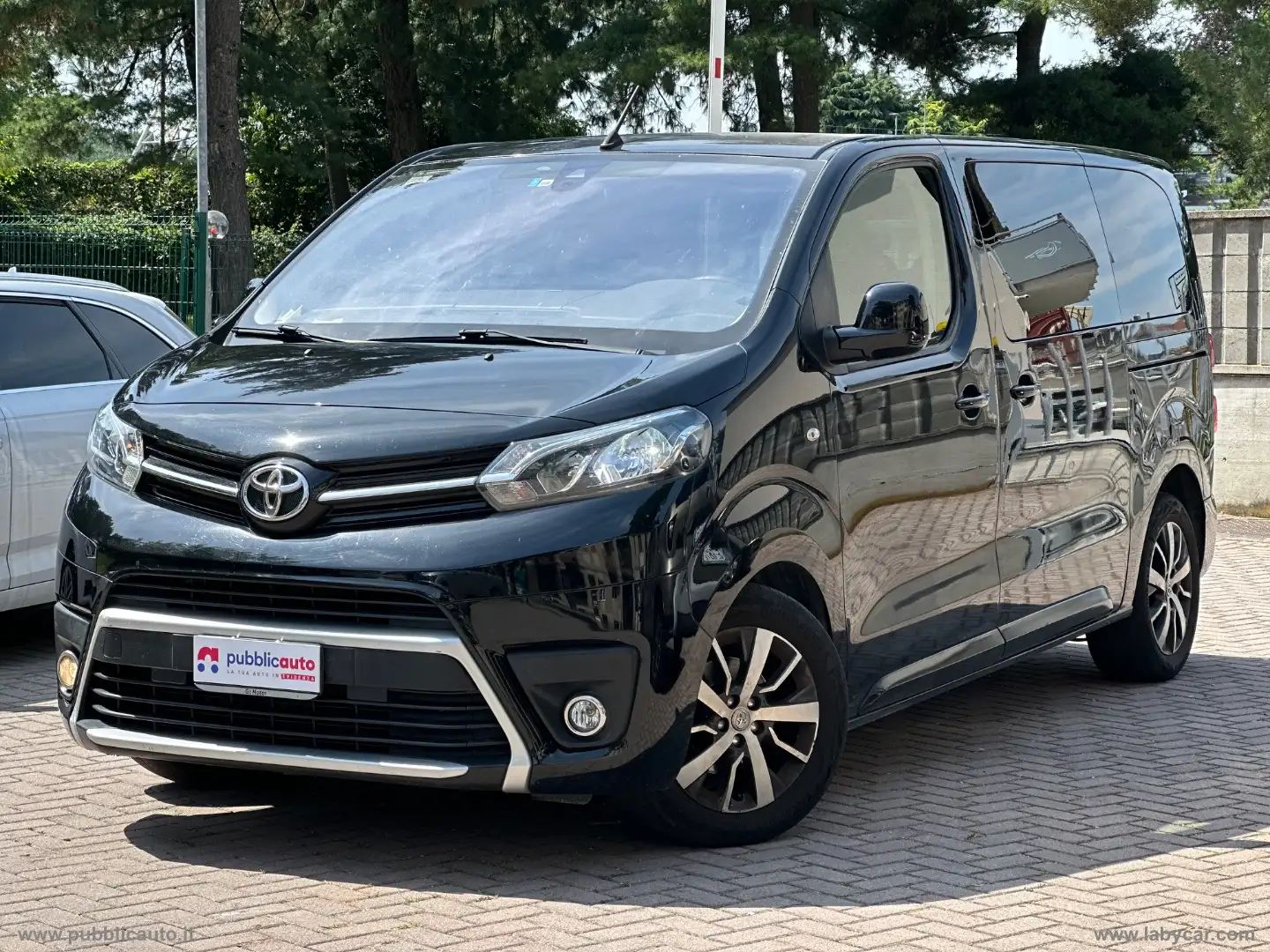 Toyota Verso Verso 2.0D 150 CV L1 D Lounge Schwarz - 1