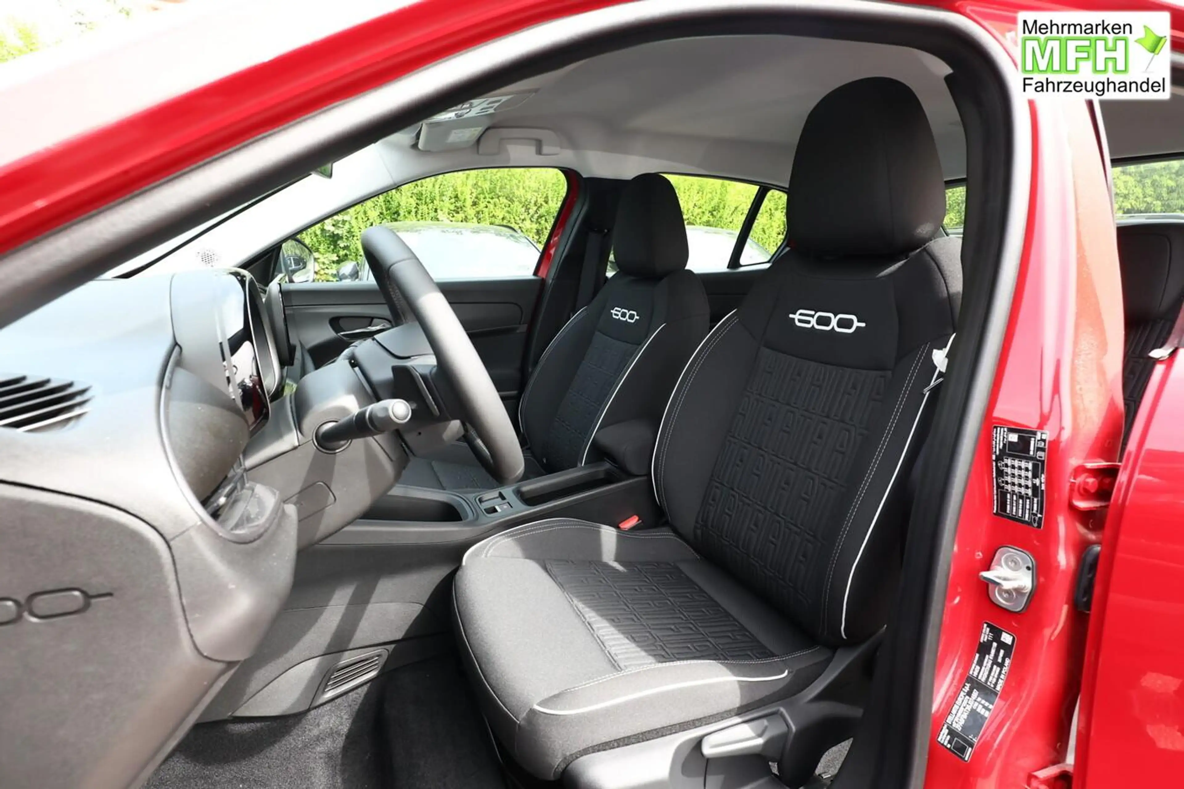 Fiat 600 Icon Hybrid SHZ Keyl Nav Kam 2xPDC LED DigC Car... — photo 5