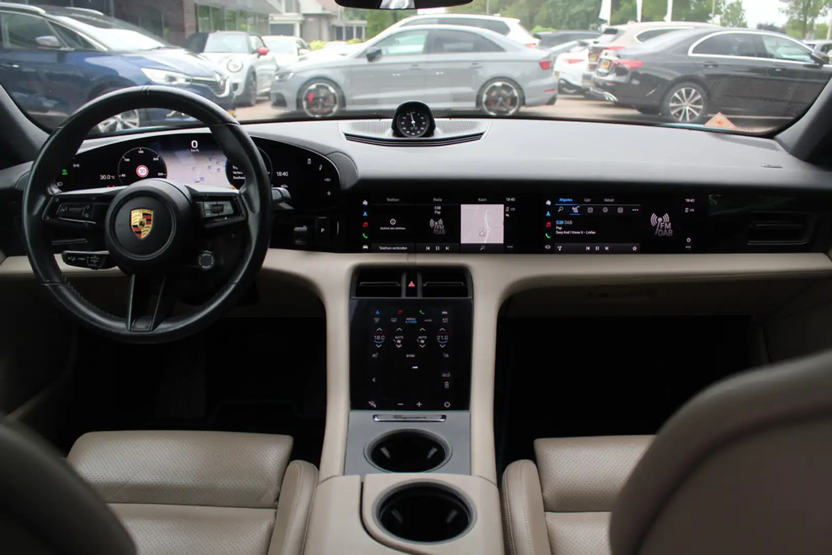 Porsche Taycan Performance 84 kWh / 360Camera / Passenger Display Noir - 2