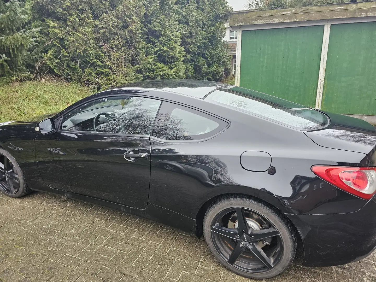 Hyundai Genesis Coupe Basis Schwarz - 1