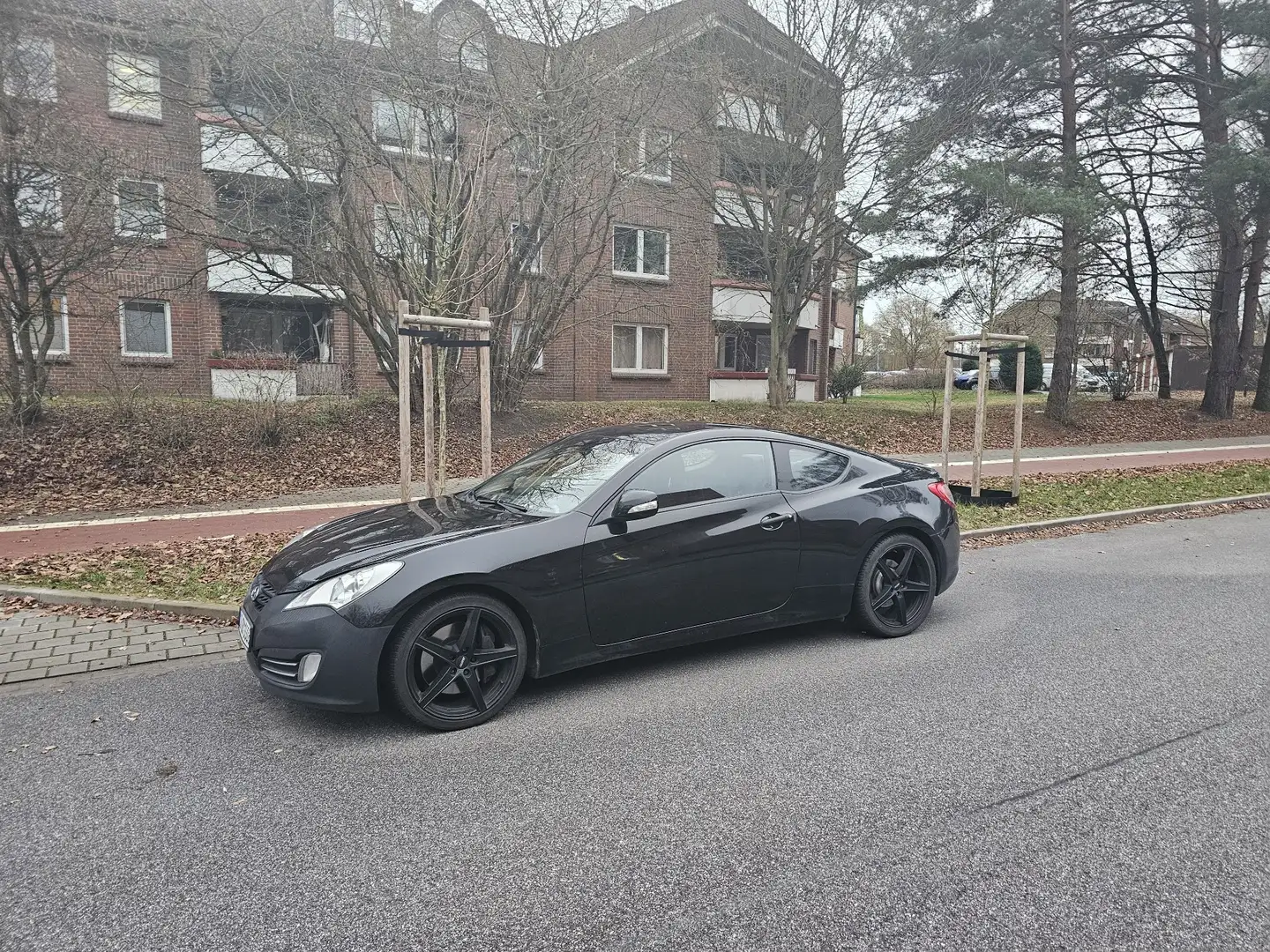 Hyundai Genesis Coupe Basis Schwarz - 1