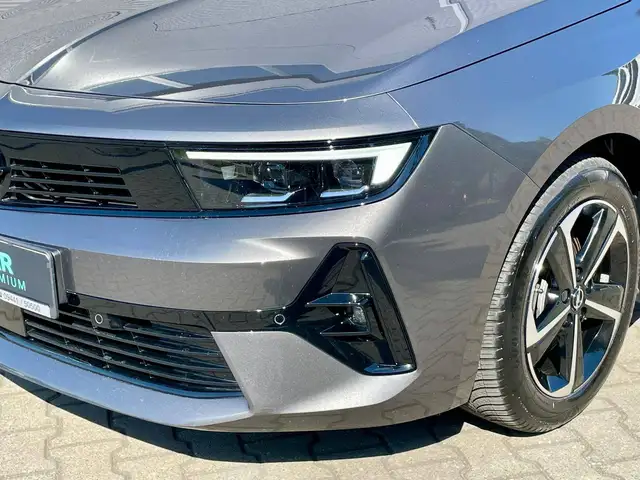 Opel Astra view 4