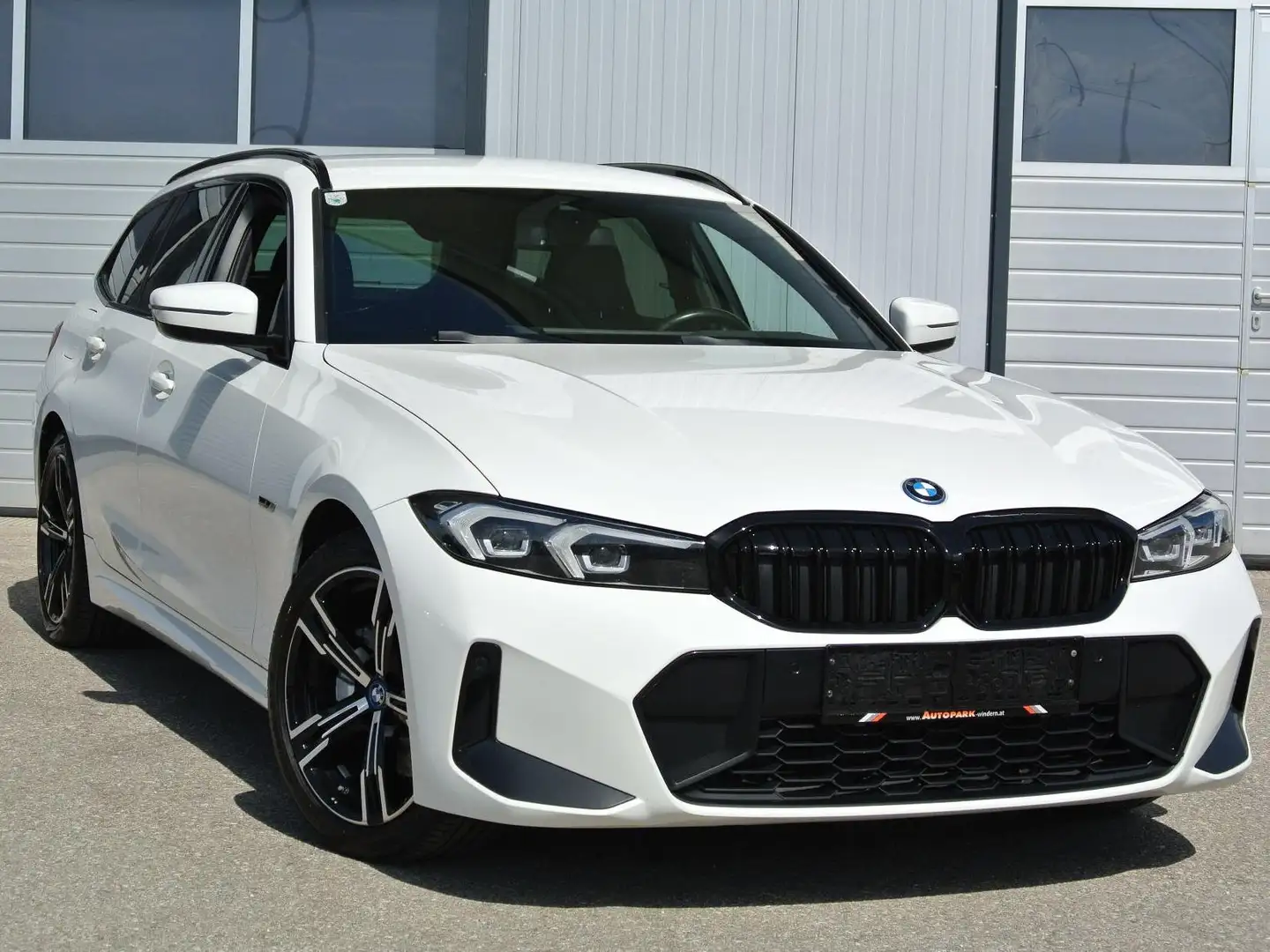 BMW 320 e touring Aut. ** M Sportpaket * virt. CP * LED * Weiß - 1