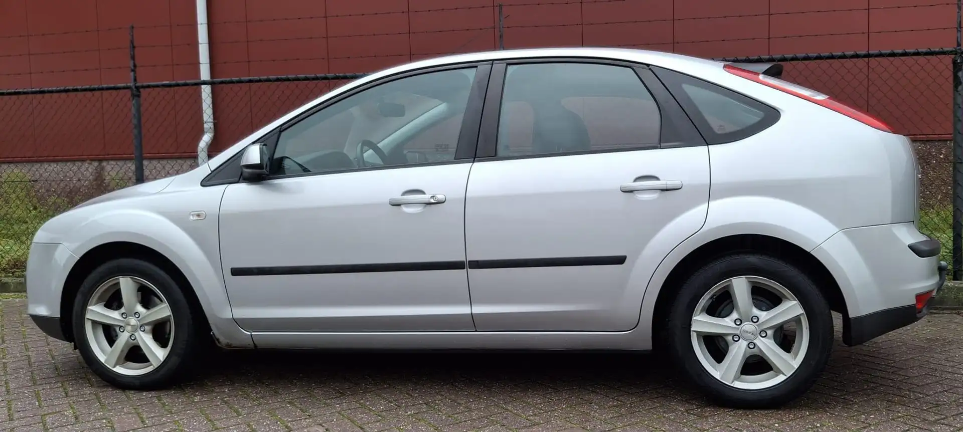 Ford Focus 1.6-16V Trend Grijs - 2