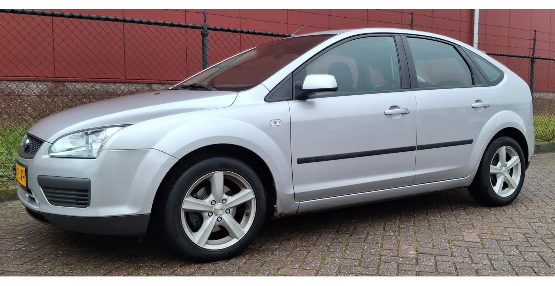 Ford Focus 1.6-16V Trend Grijs - 1