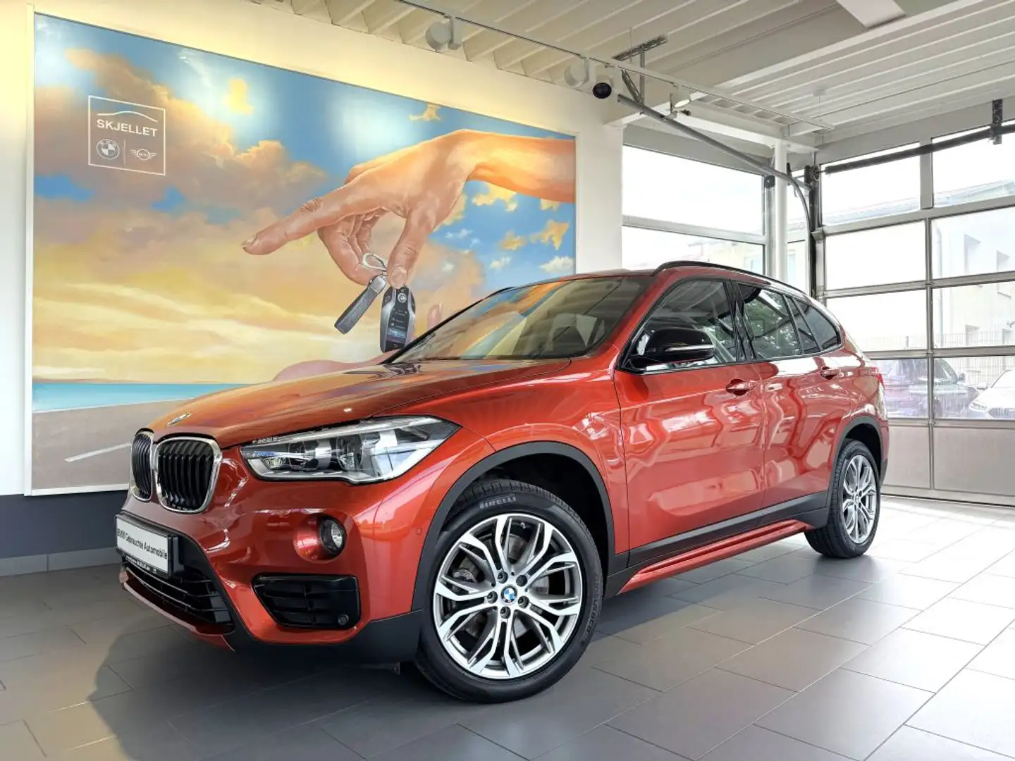 BMW X1 xDr.20d Sport Line LED+AHK+KOMF+NAVplus+HIFI+ Orange - 1