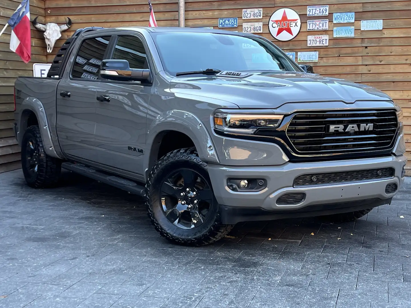Dodge RAM 1500 BackCountry 5,7L 4x4 AHK LPG Alpine Gris - 2