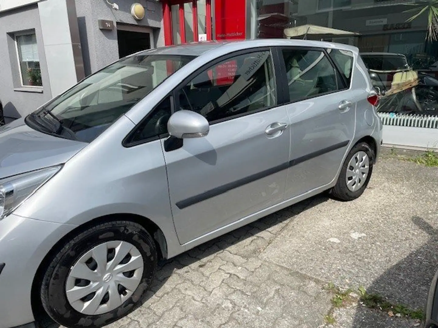 Toyota Verso-S Verso S 1,3 dVVT-i Lounge Silber - 2