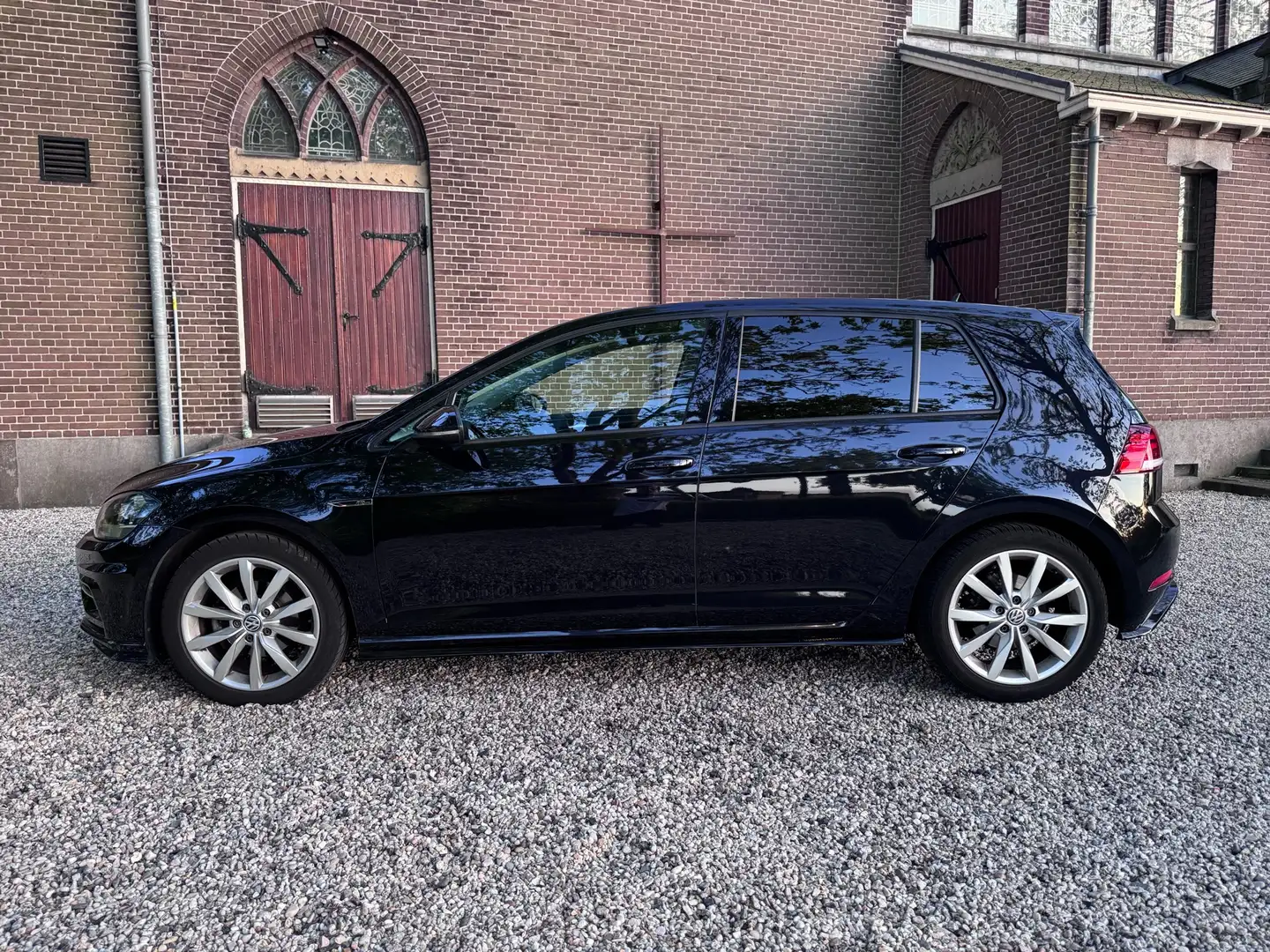 Volkswagen Golf 1.0 TSI R line AUTOMAAT Zwart - 2