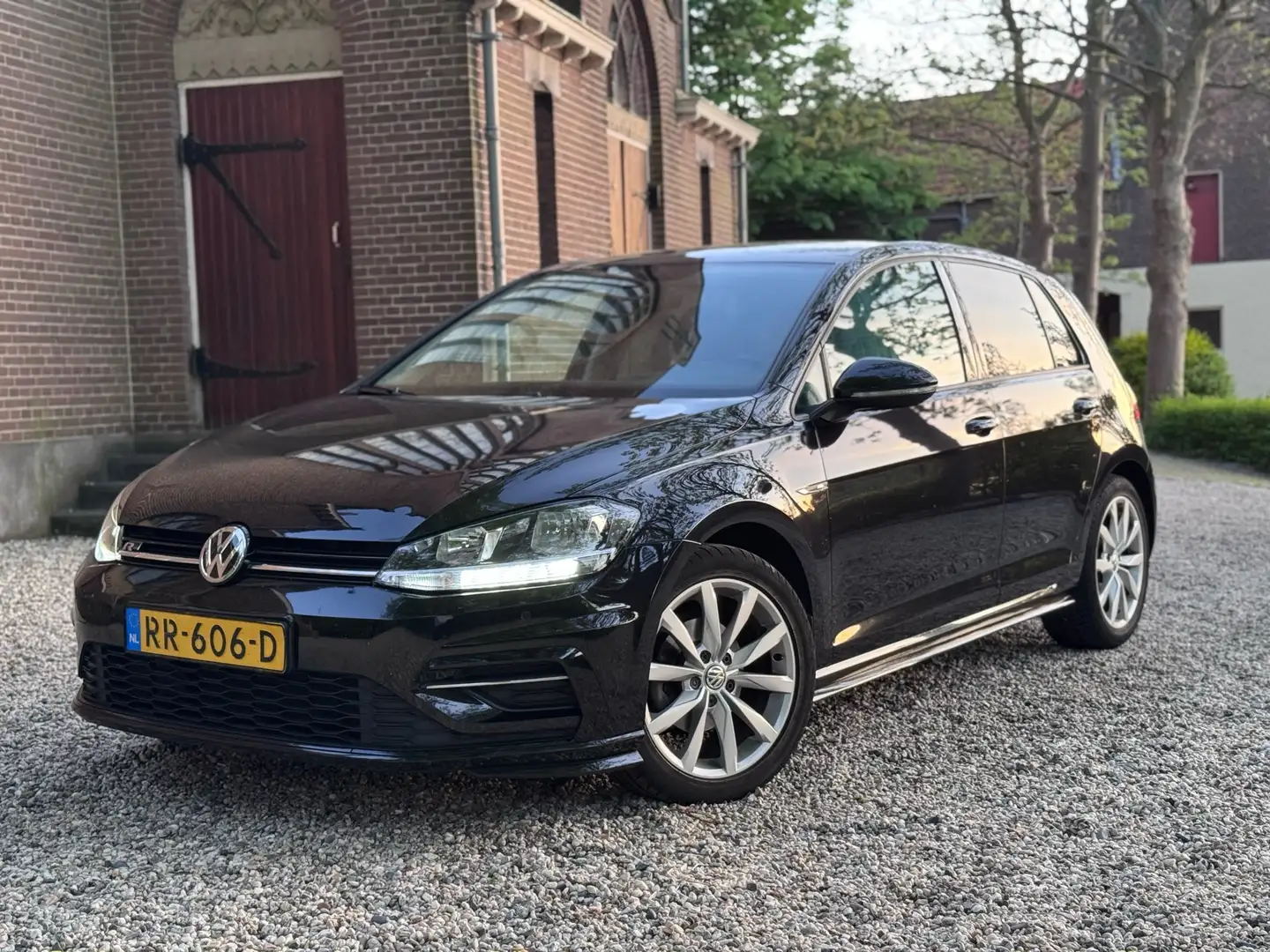 Volkswagen Golf 1.0 TSI R line AUTOMAAT Zwart - 1