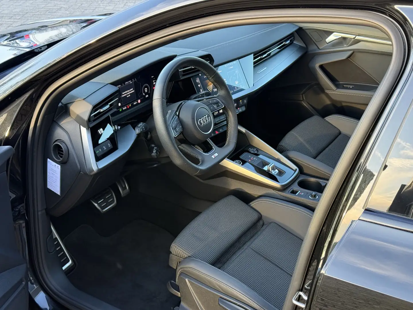 Audi A3 Sportback 35 TFSI S edition | Pano | Trekhaak | LE Noir - 2