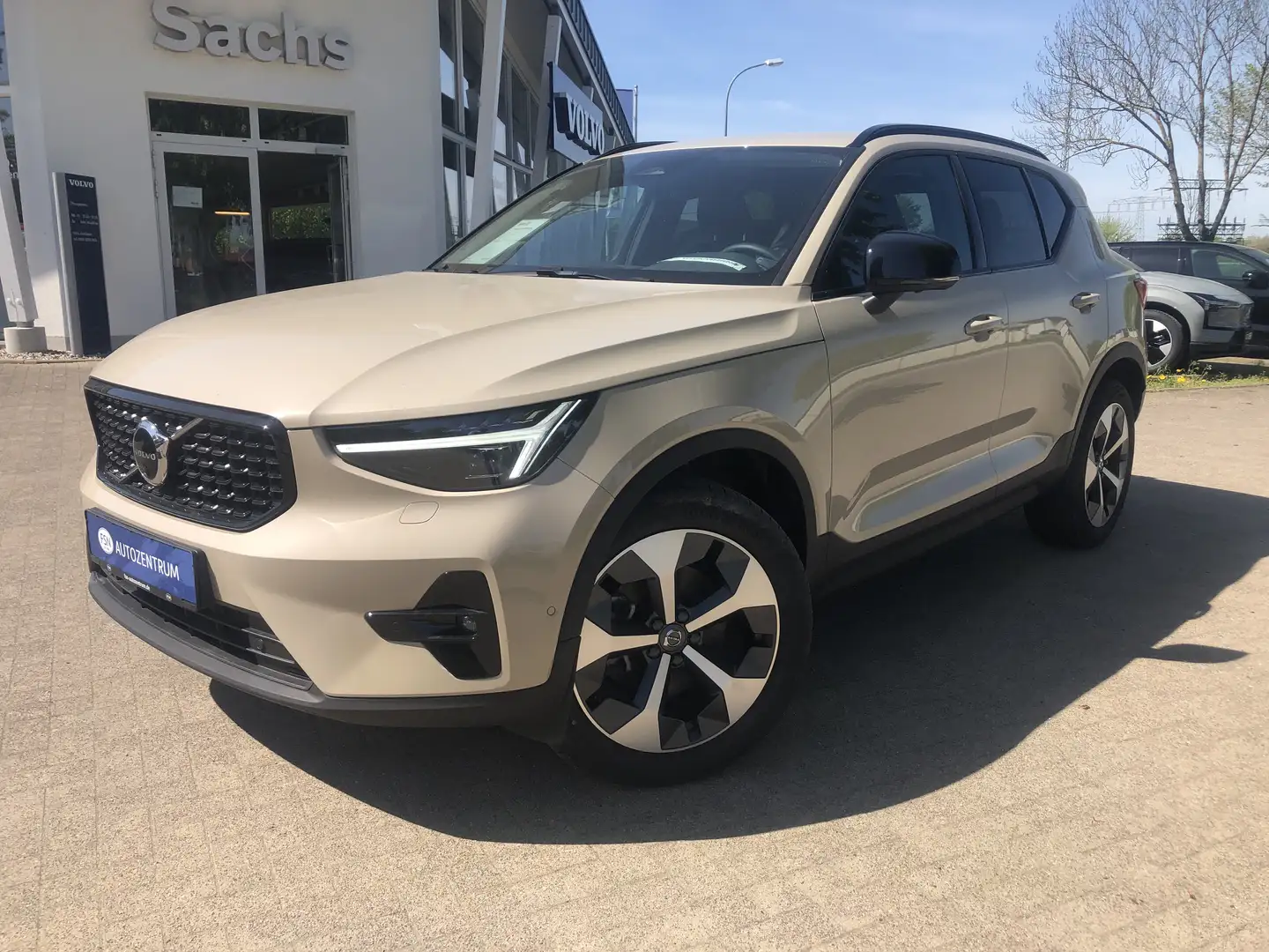 Volvo XC40 B3 Plus Dark Beige - 1