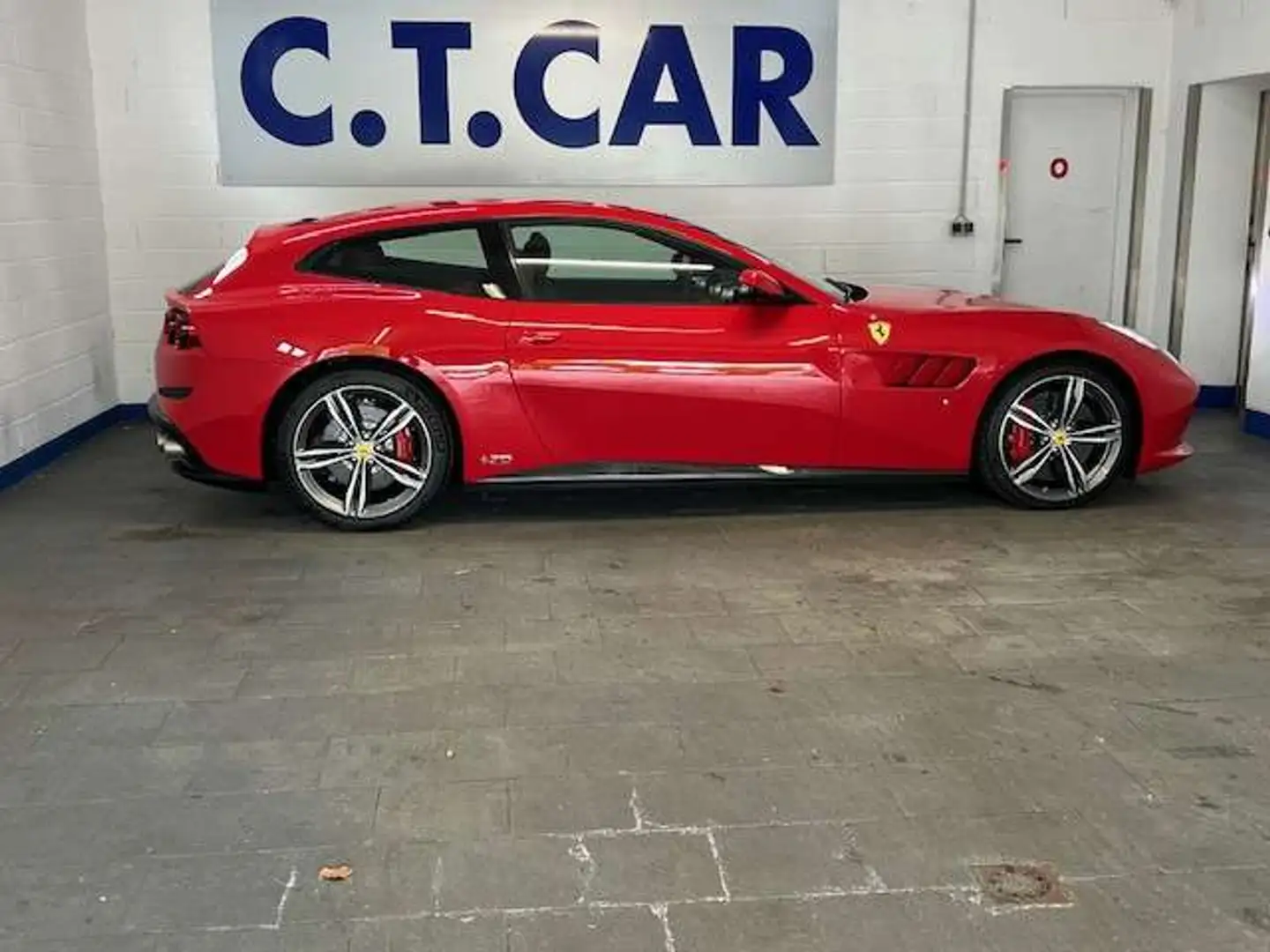 Ferrari GTC4 Lusso Tailor Made 70 Anni Collection Rojo - 2