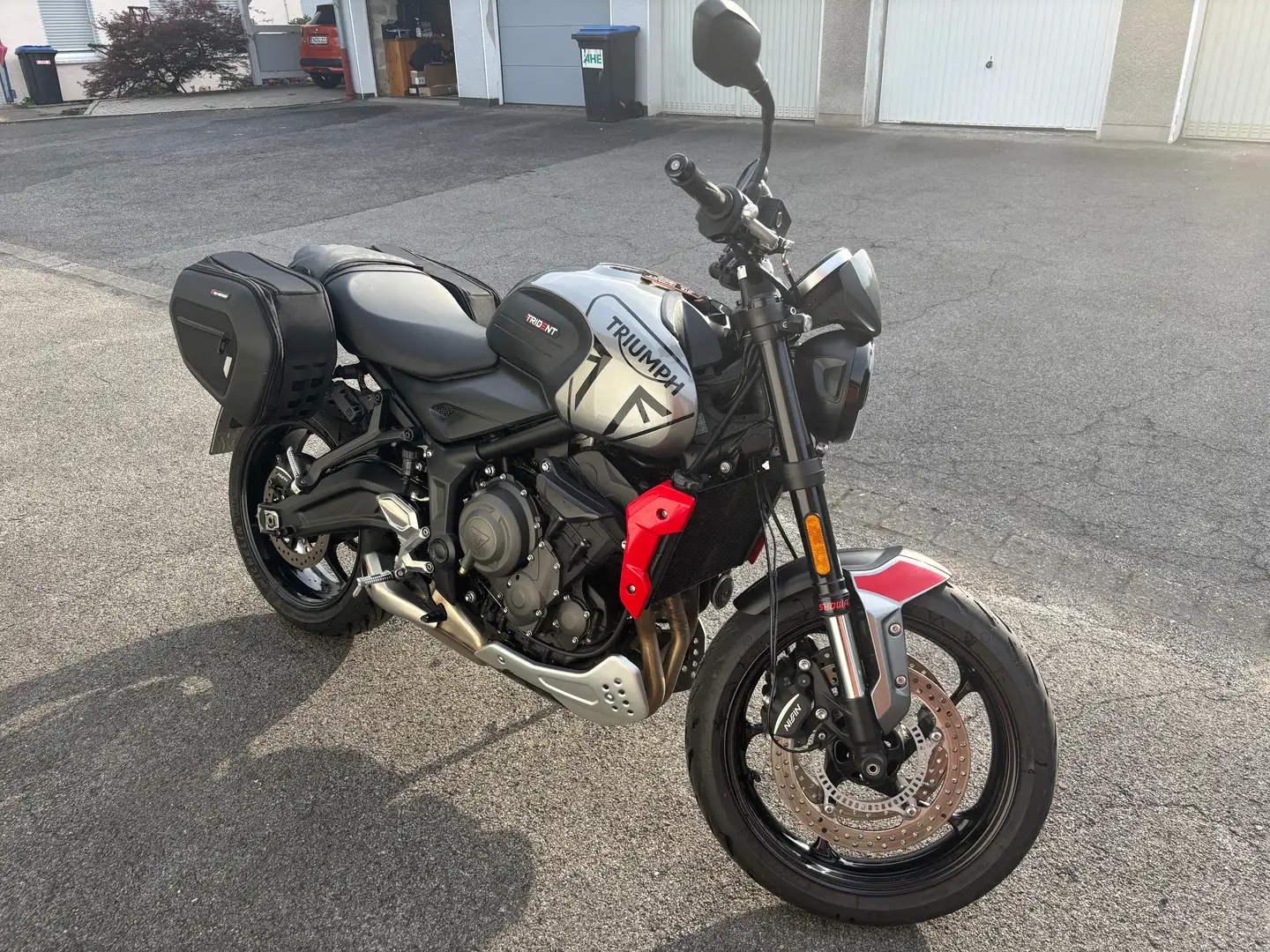 Triumph Trident 660 Diablo Red Stříbrná - 1