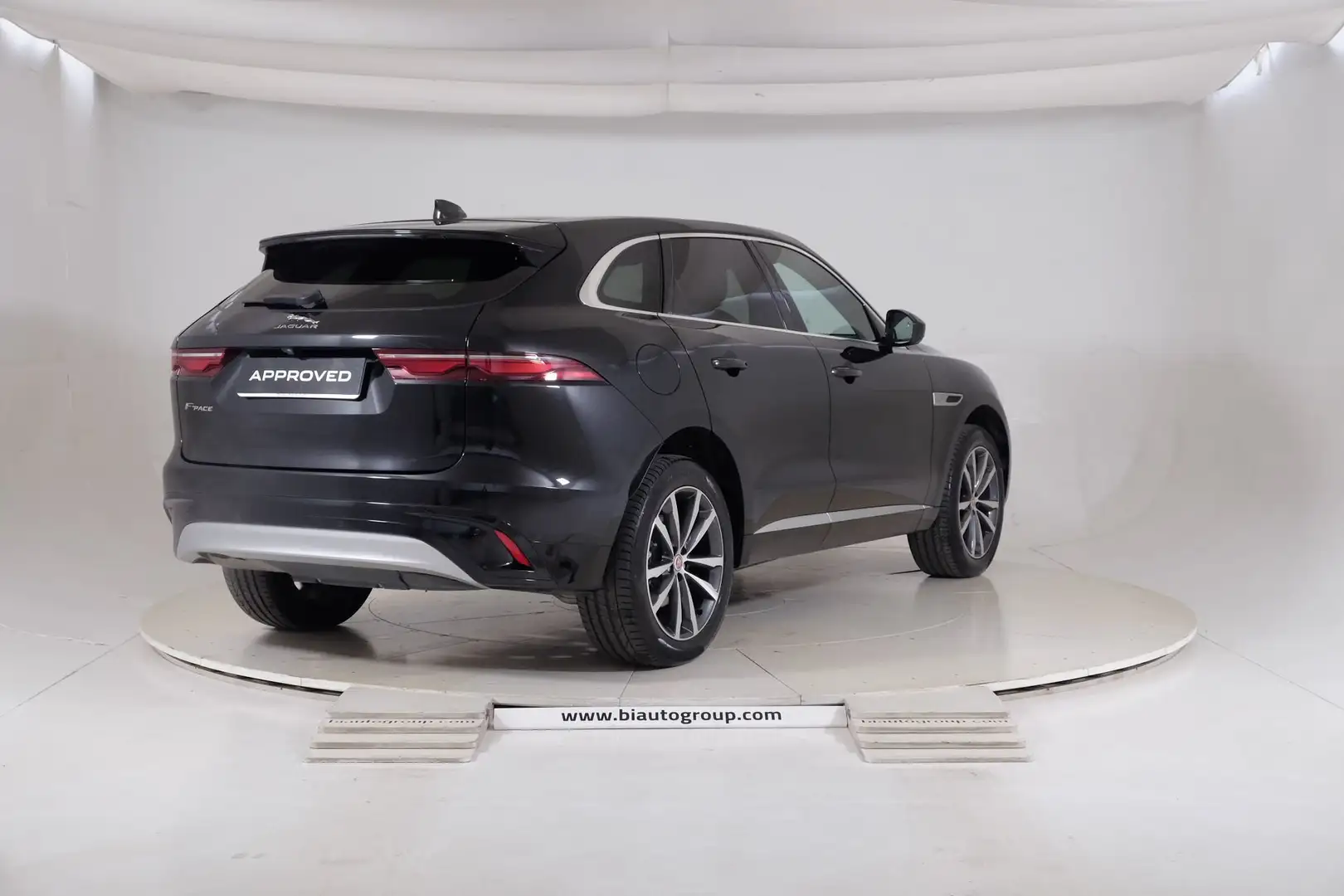 Jaguar F-Pace 2021 2.0d i4 mhev SE awd 204cv auto Nero - 2